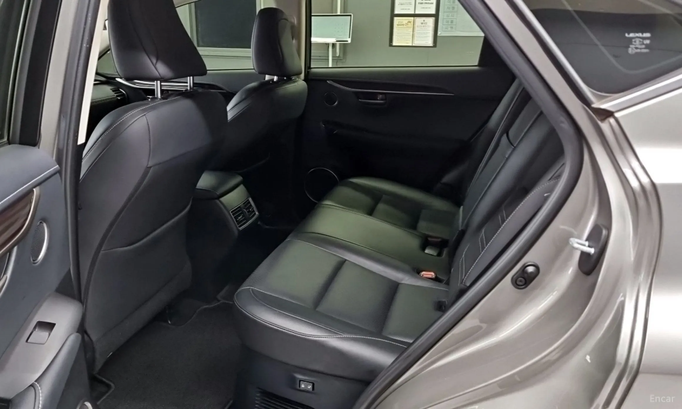 Lexus NX300h превью 11