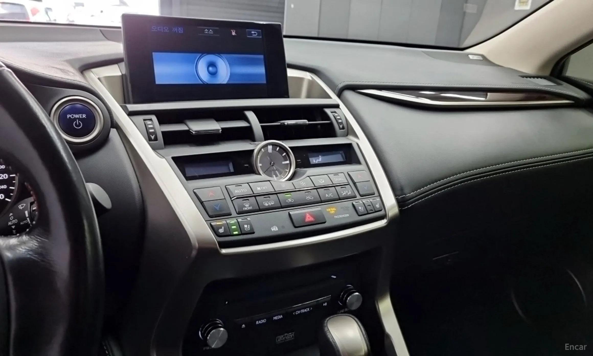 Lexus NX300h превью 12