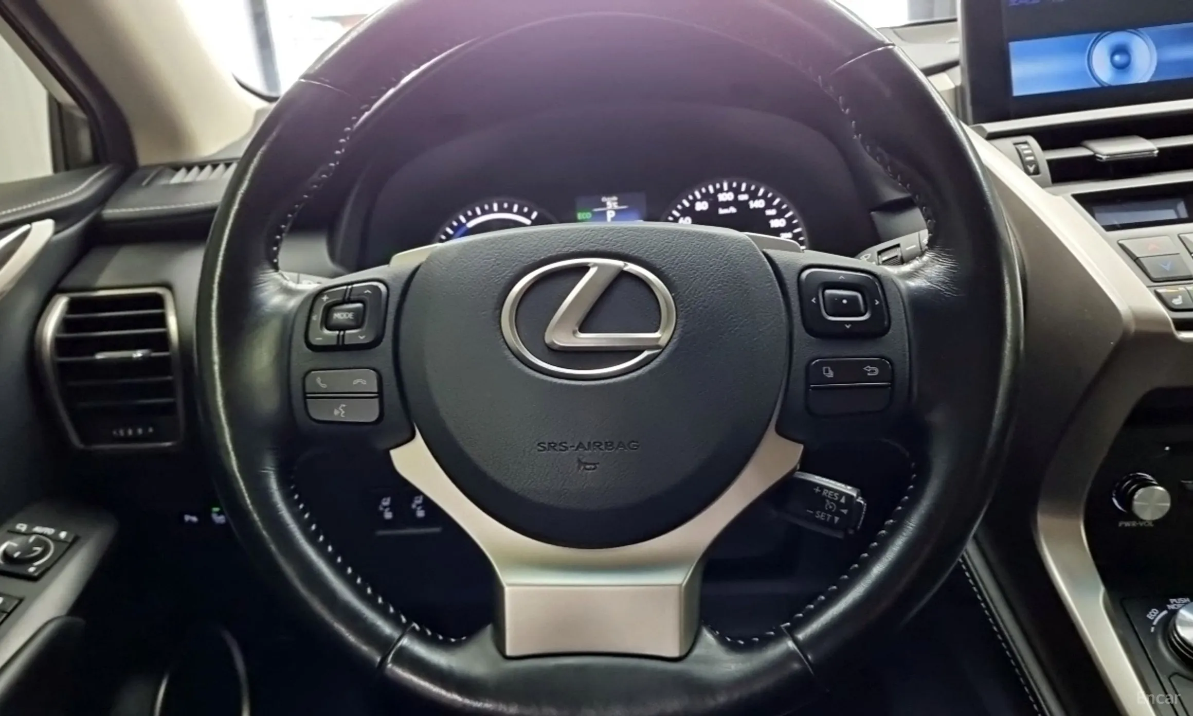 Lexus NX300h превью 13