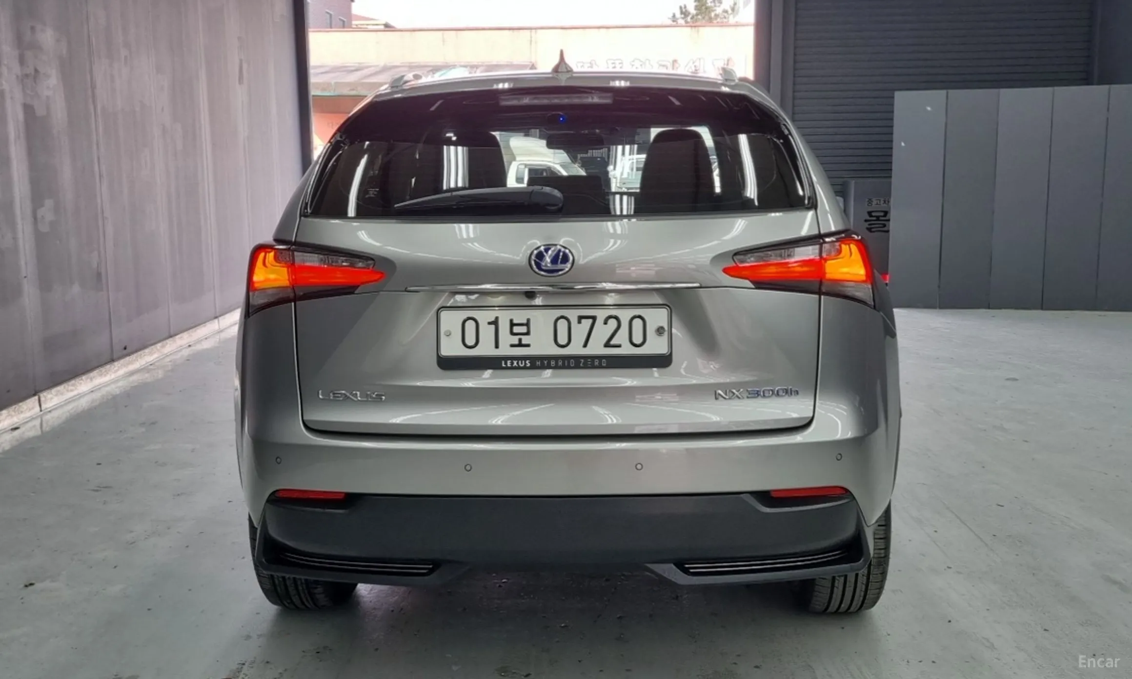 Lexus NX300h превью 4