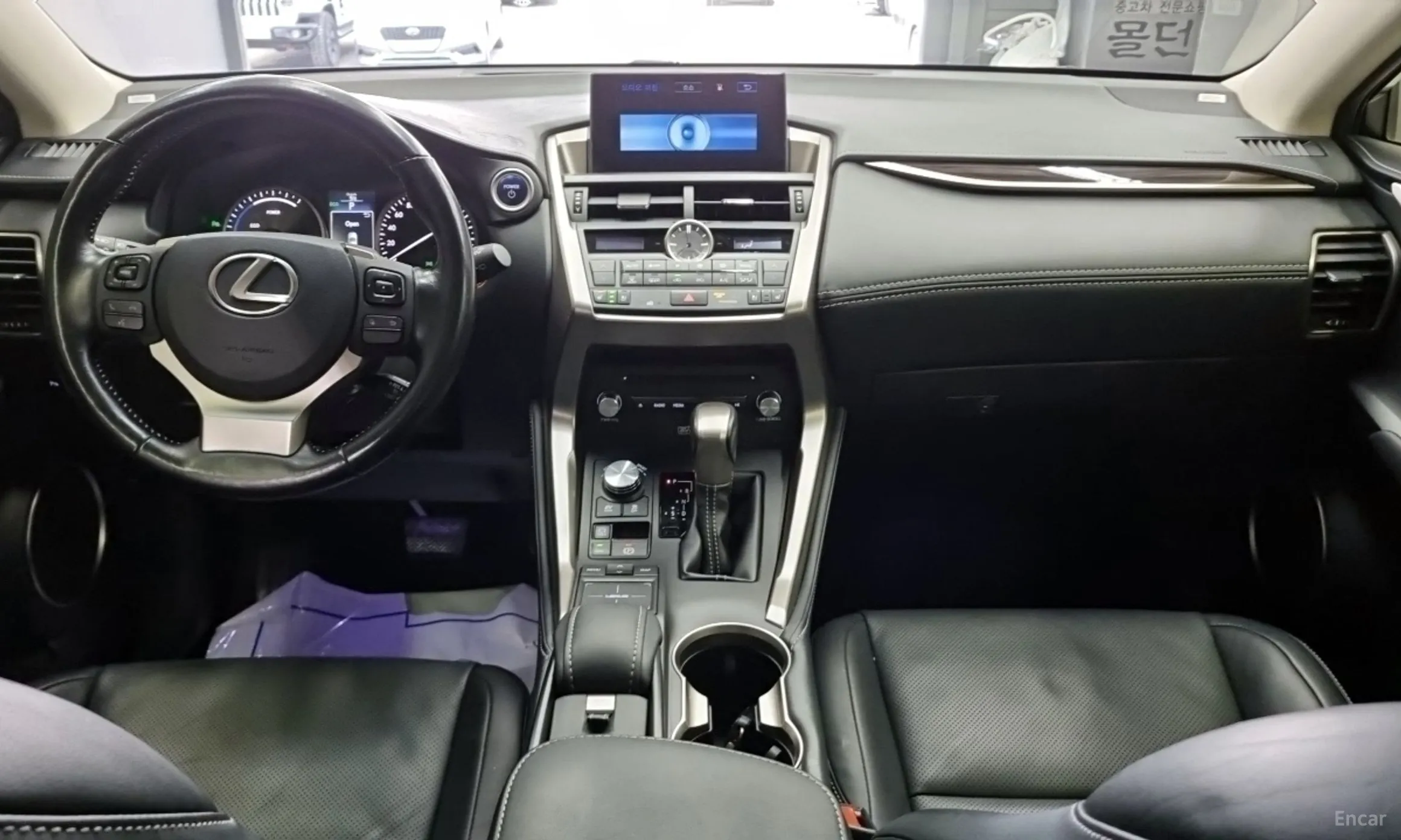 Lexus NX300h превью 7