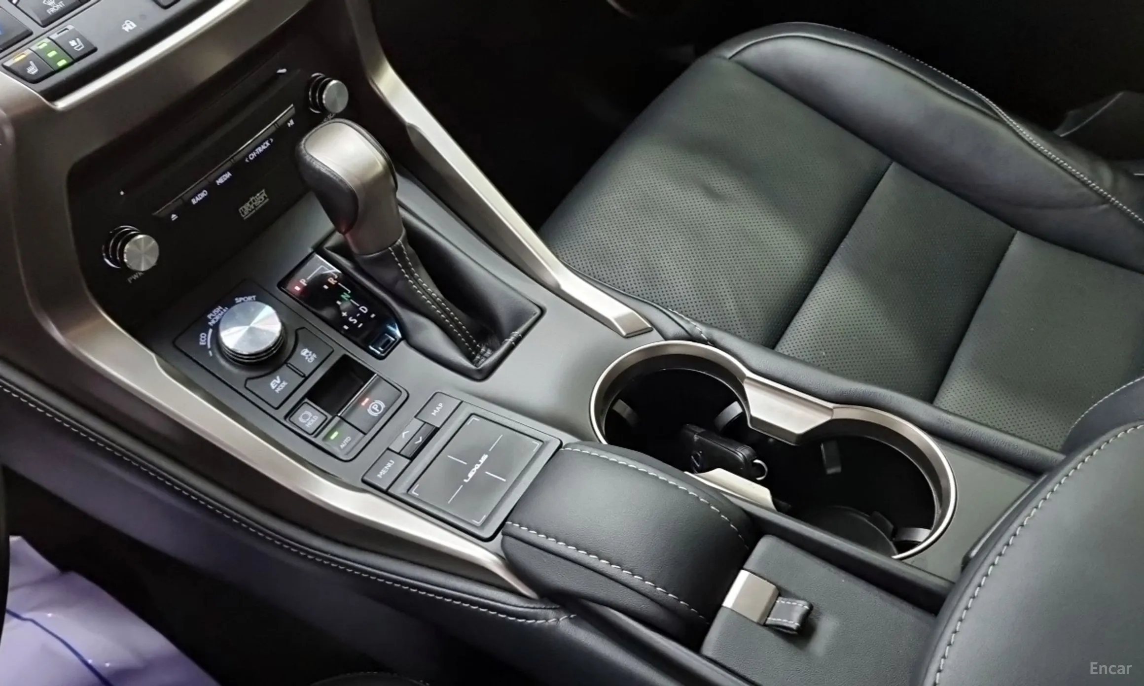 Lexus NX300h превью 9