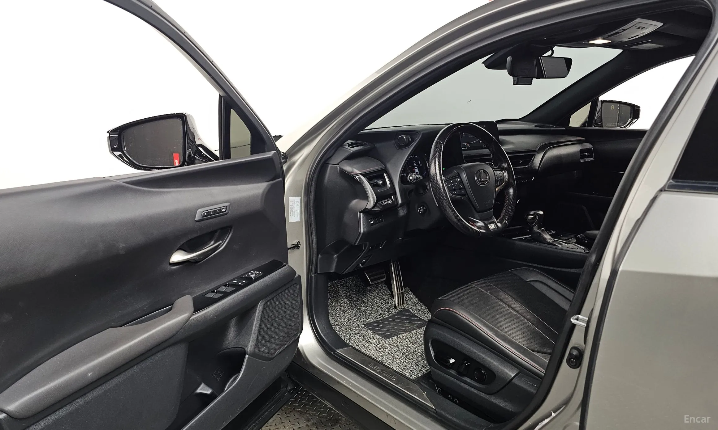 Lexus UX250h превью 10