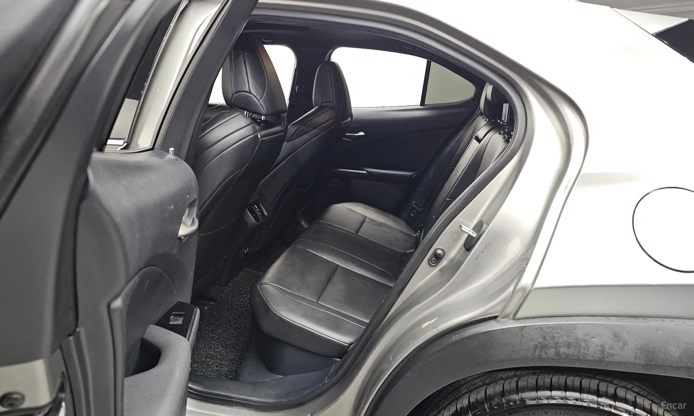Lexus UX250h превью 11