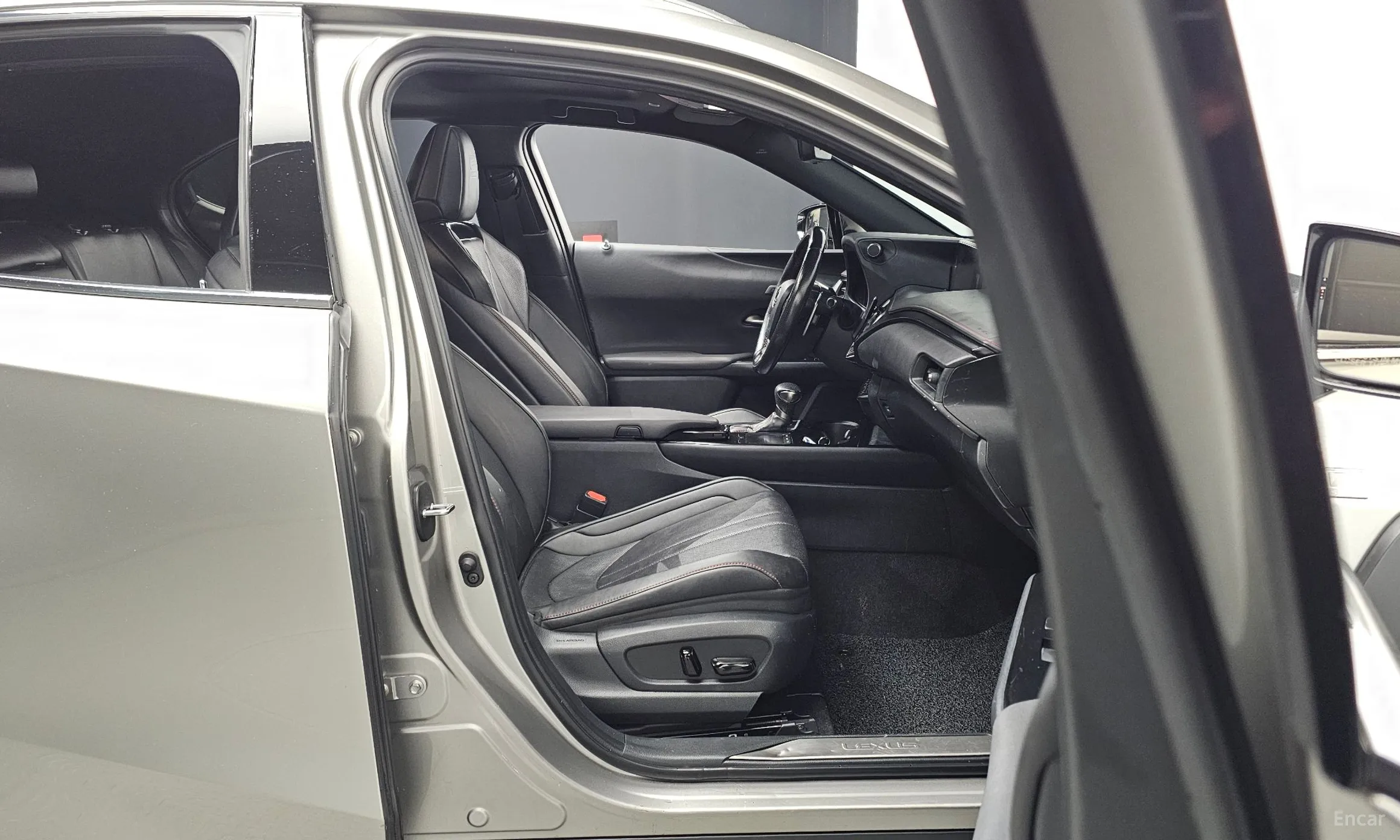 Lexus UX250h превью 12