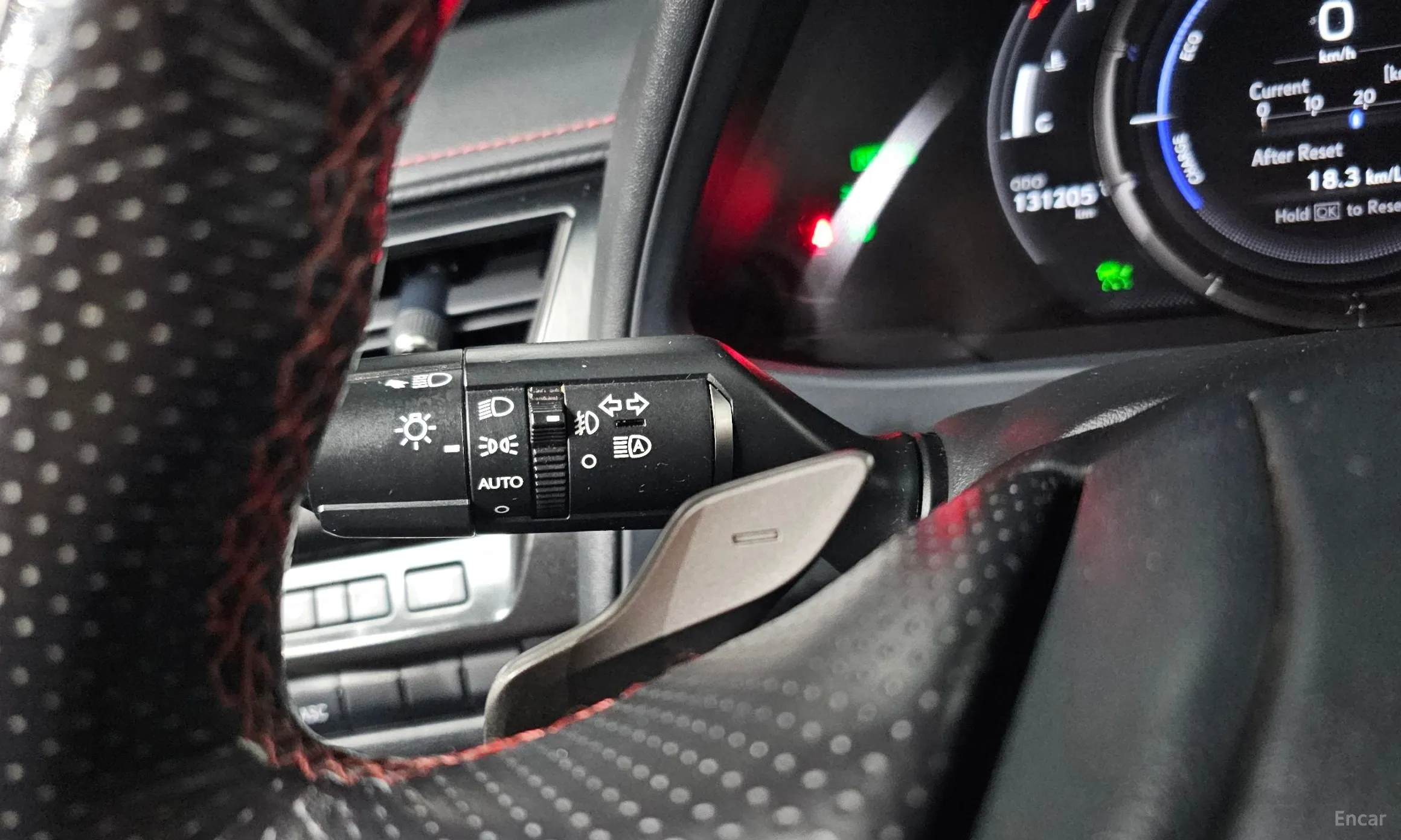 Lexus UX250h превью 15