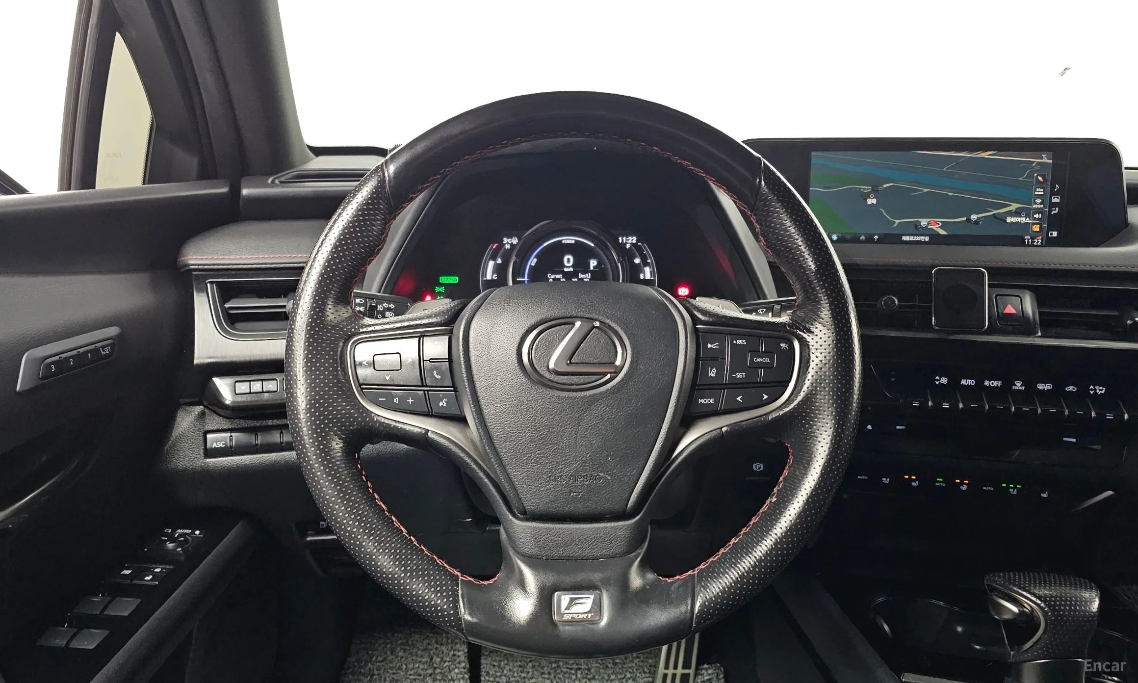 Lexus UX250h превью 17