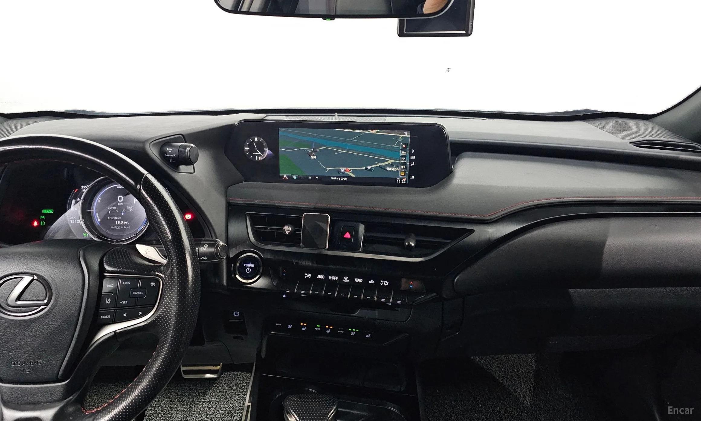 Lexus UX250h превью 18