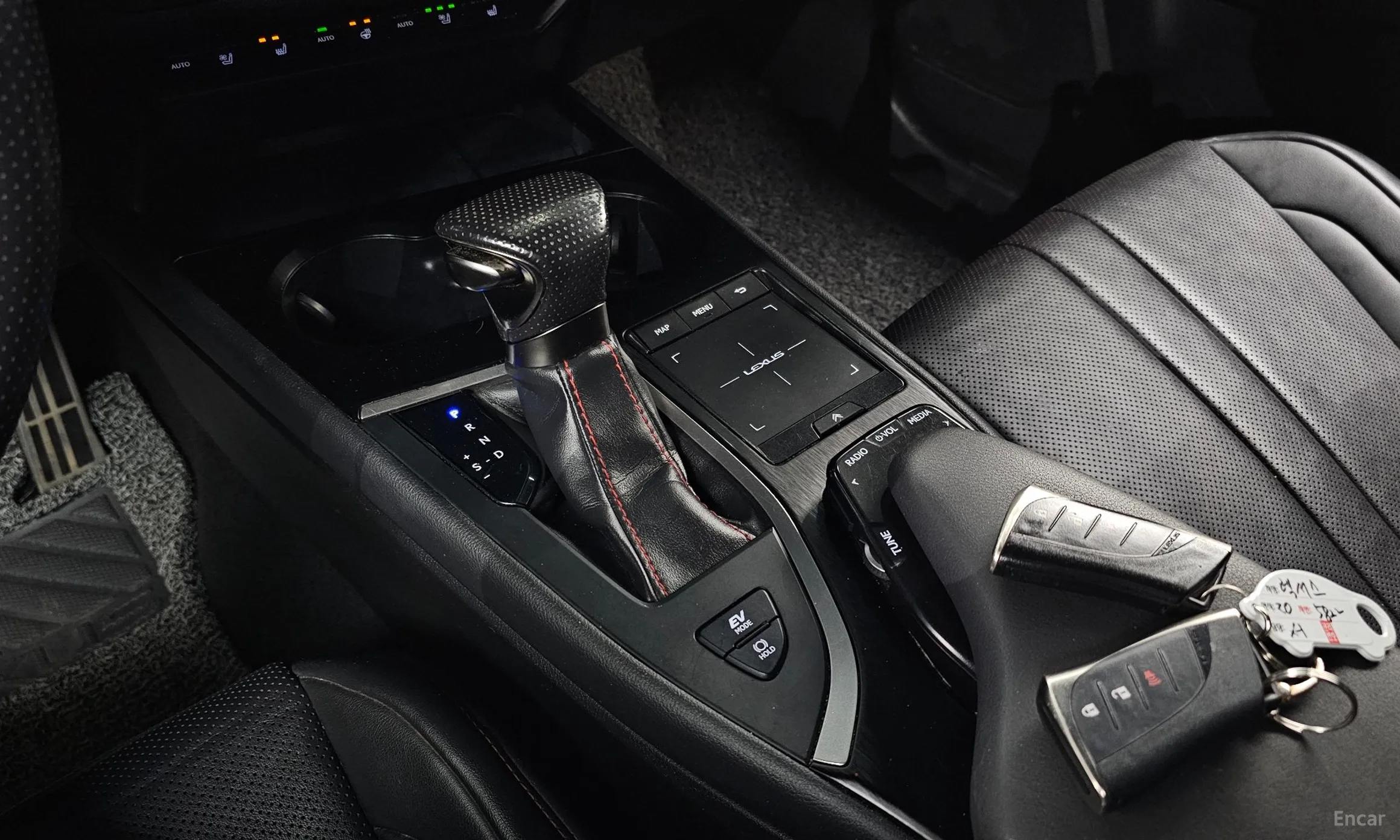 Lexus UX250h превью 9