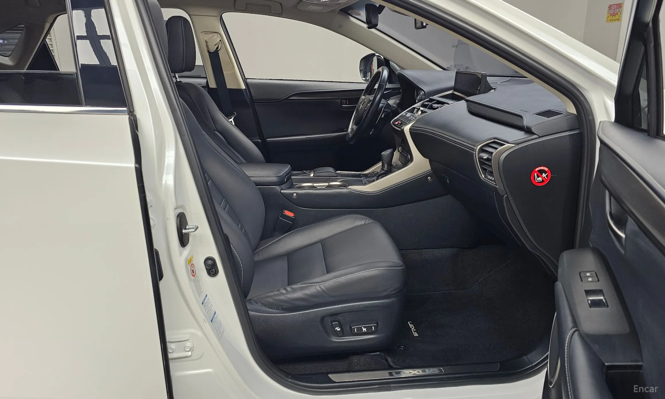 Lexus NX300h превью 11