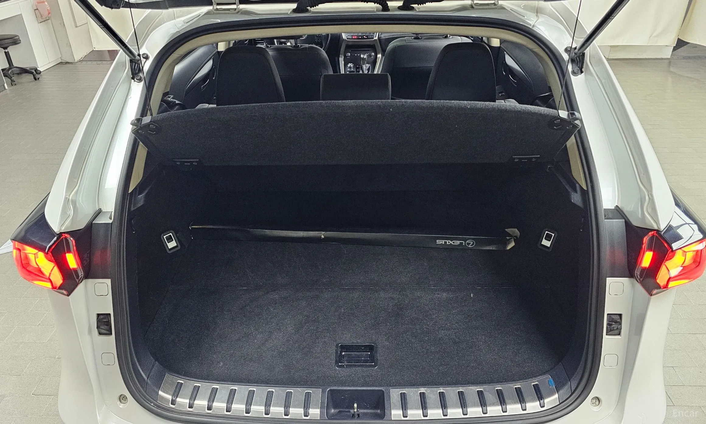 Lexus NX300h превью 20