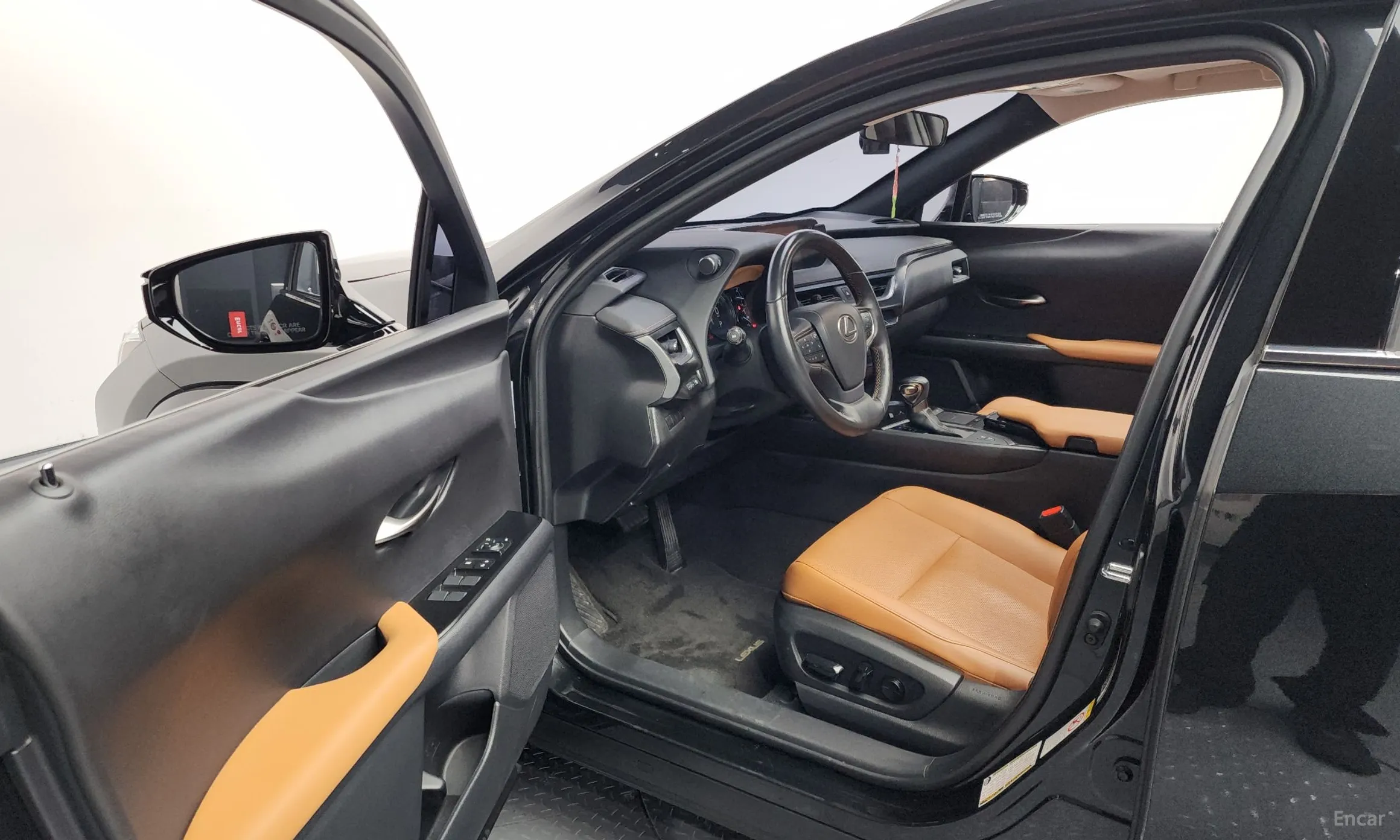 Lexus UX250h превью 10