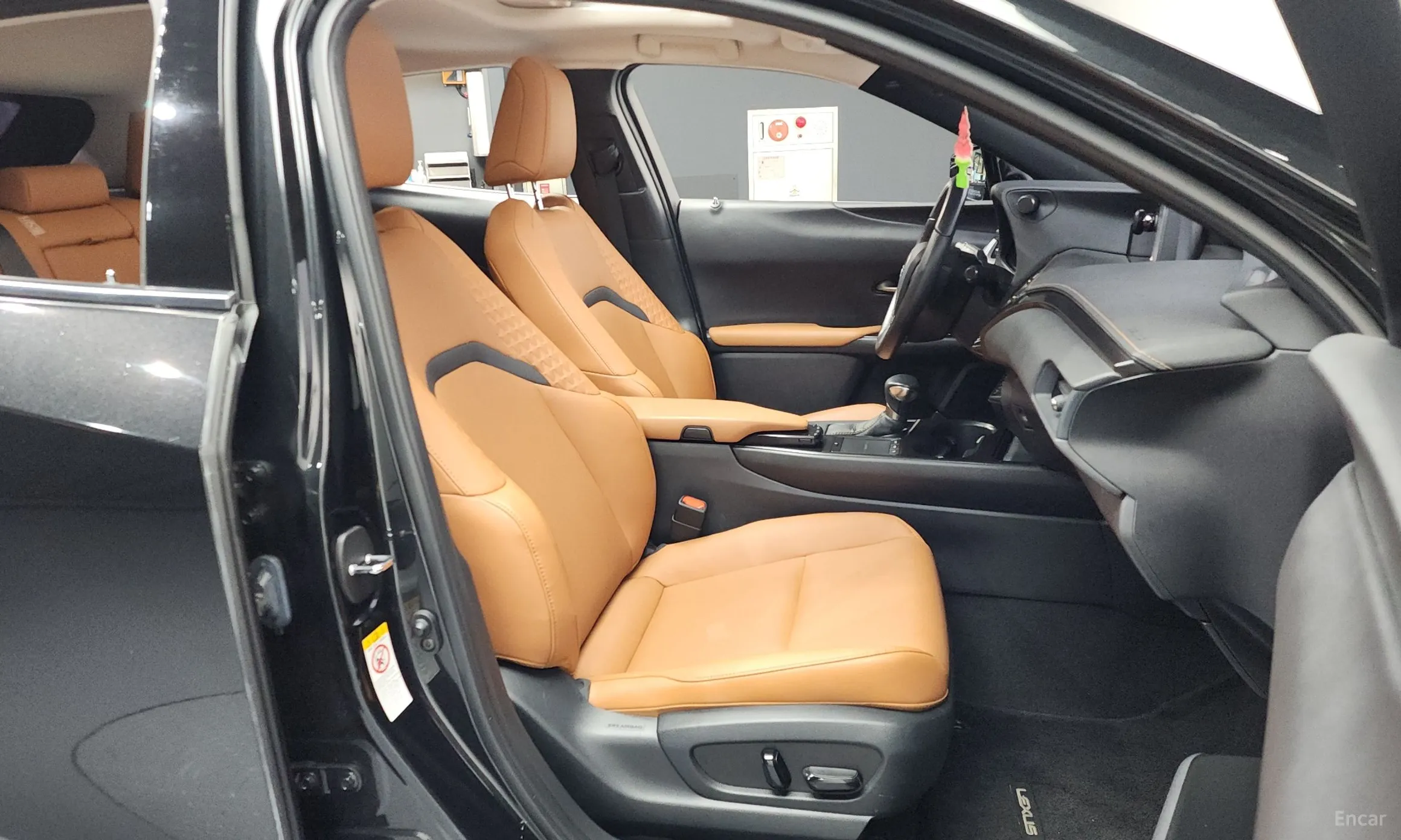 Lexus UX250h превью 11