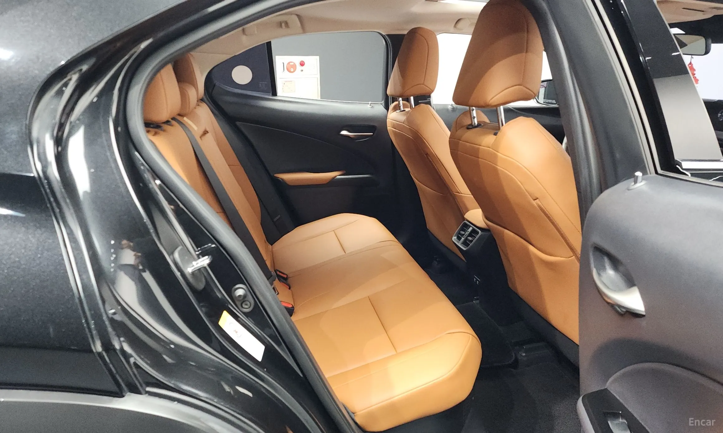Lexus UX250h превью 12