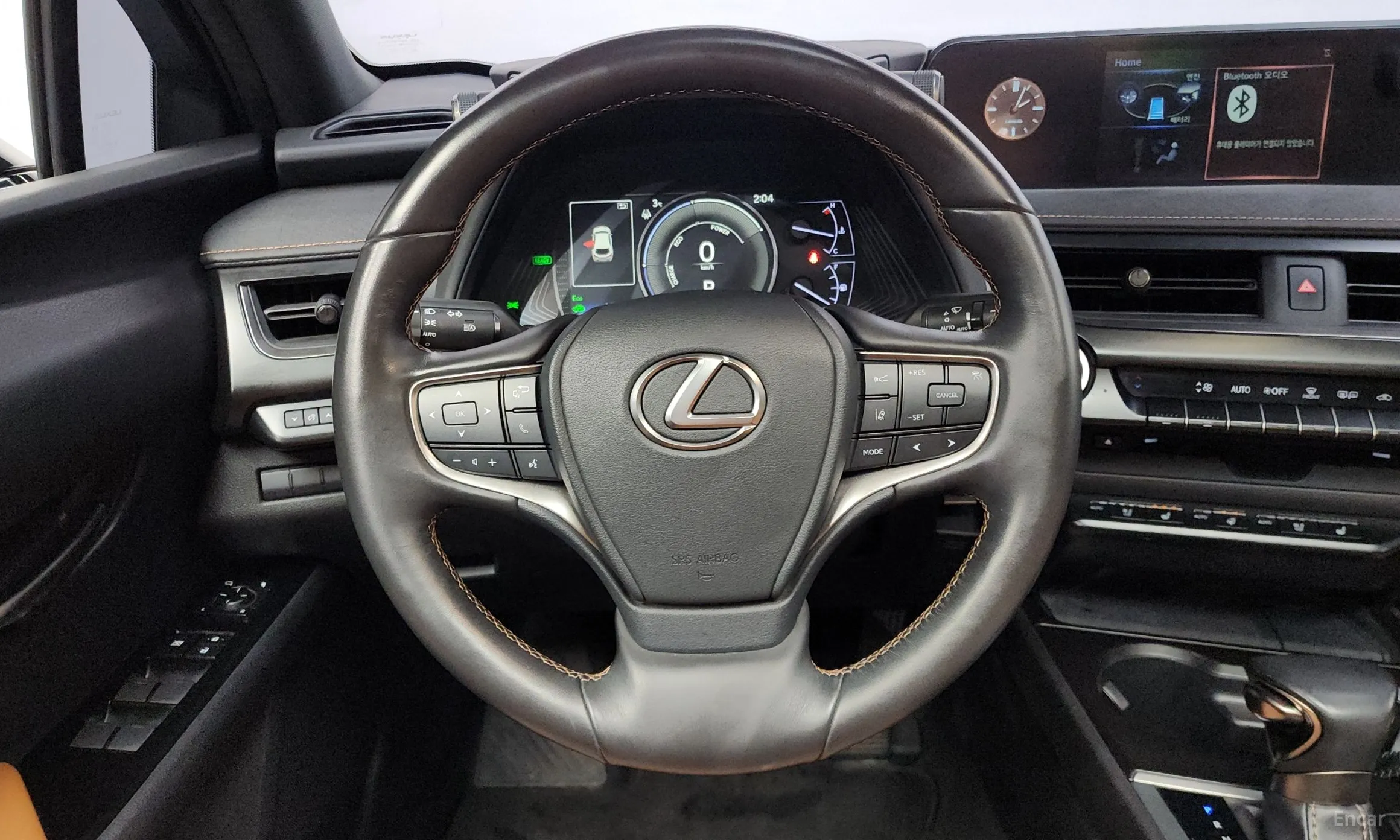 Lexus UX250h превью 13