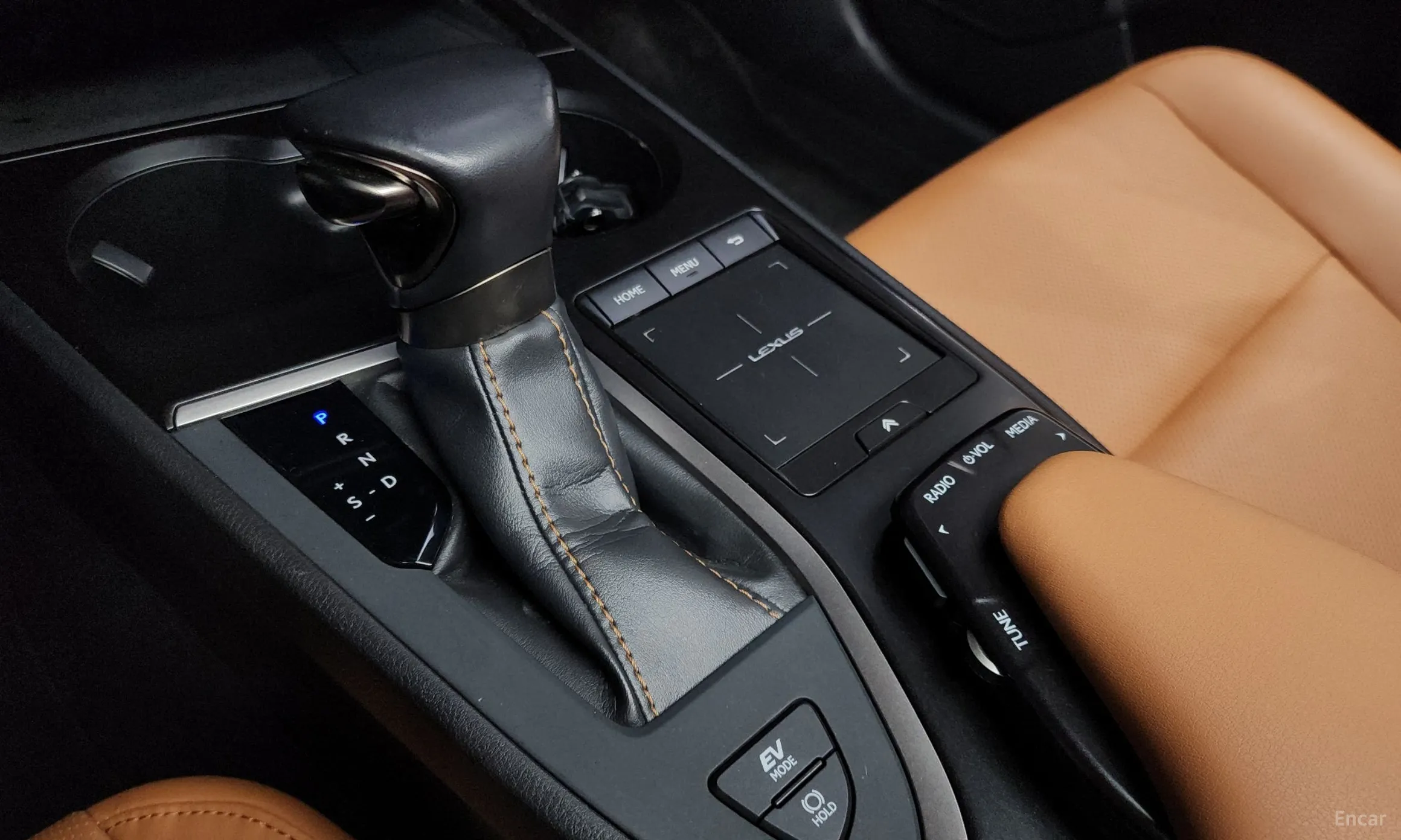 Lexus UX250h превью 9