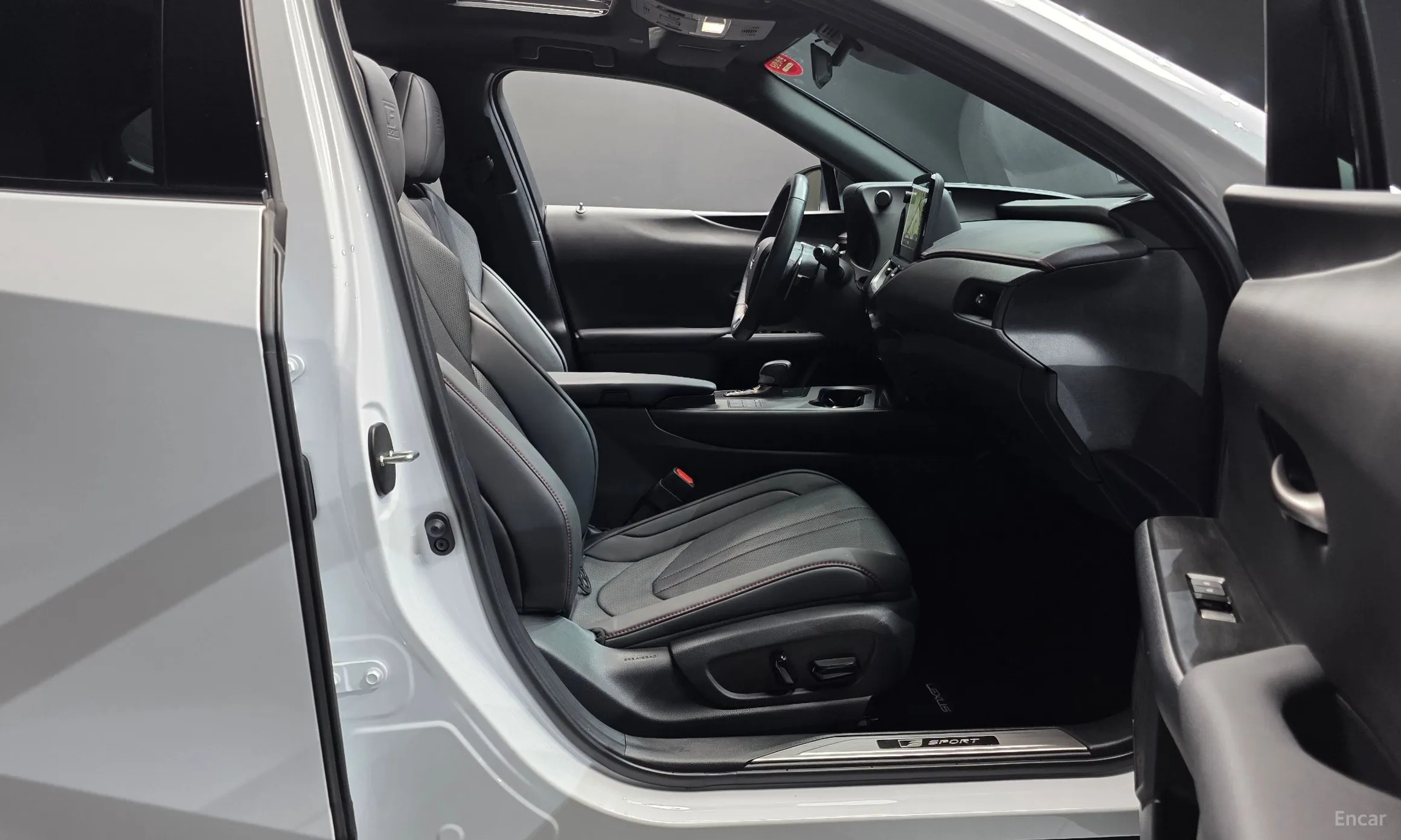 Lexus UX300h превью 10