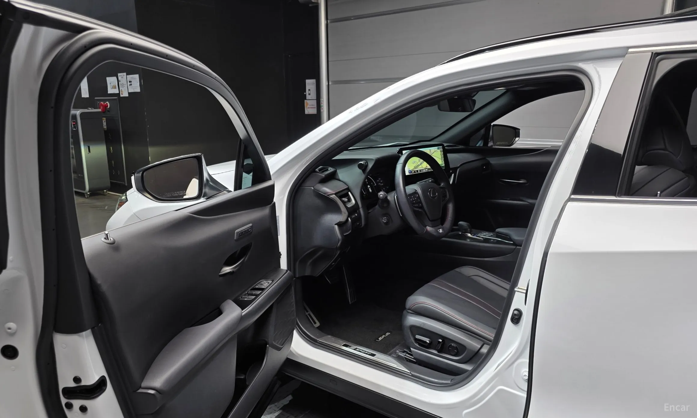 Lexus UX300h превью 11