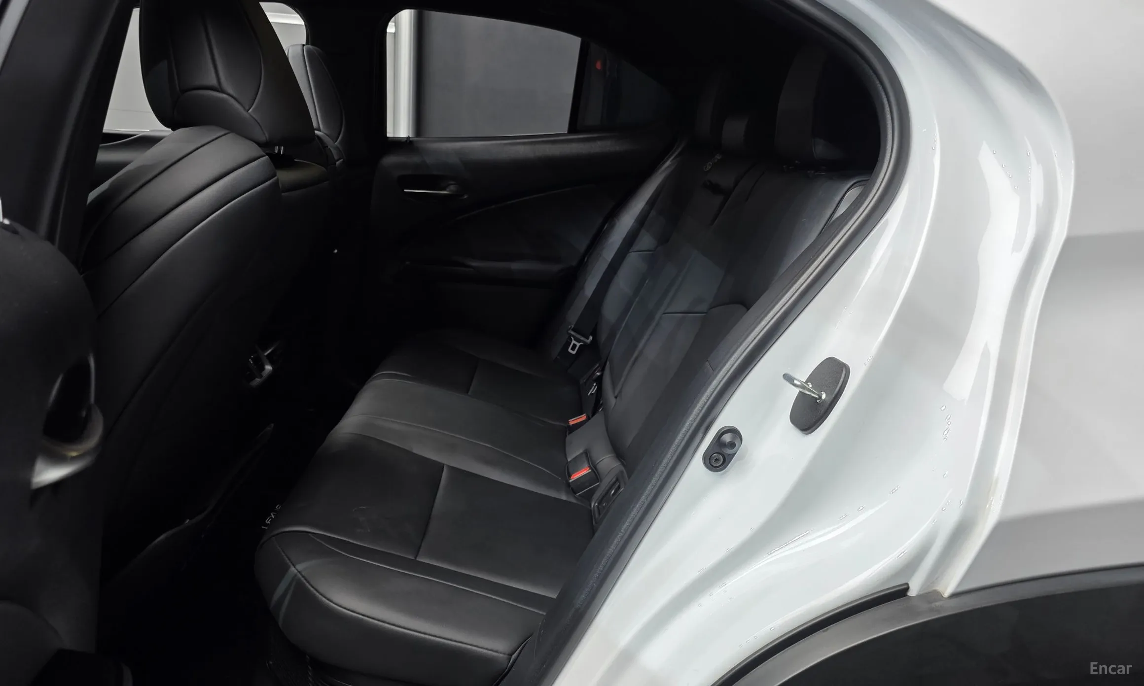 Lexus UX300h превью 12