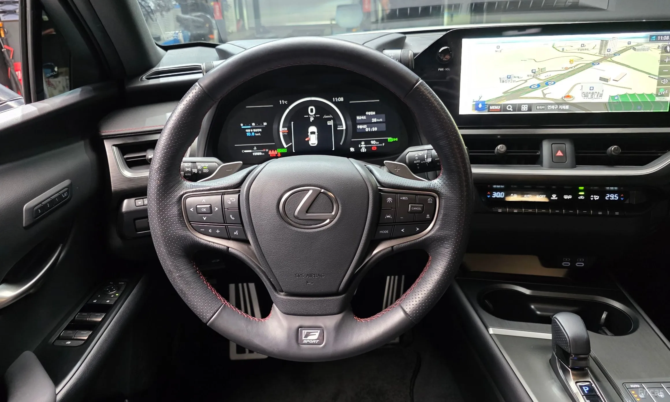 Lexus UX300h превью 13