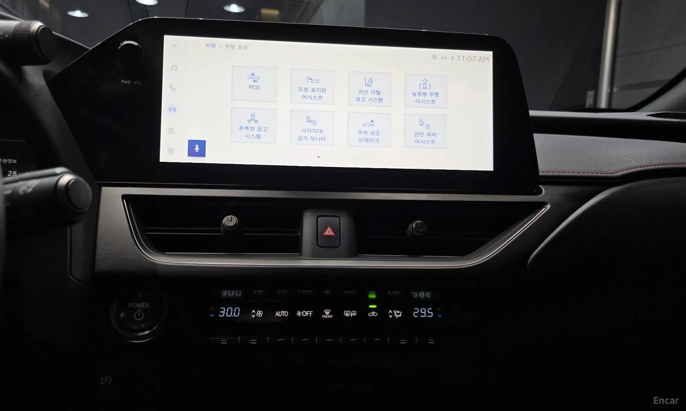 Lexus UX300h превью 14