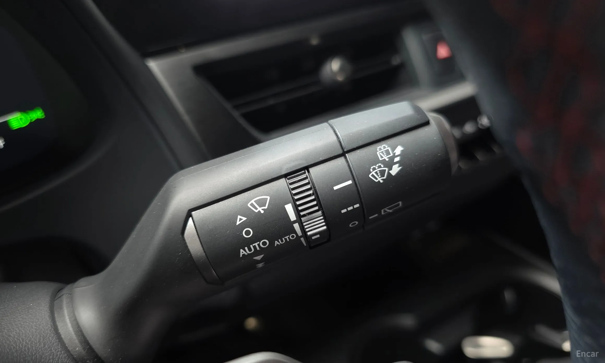 Lexus UX300h превью 17
