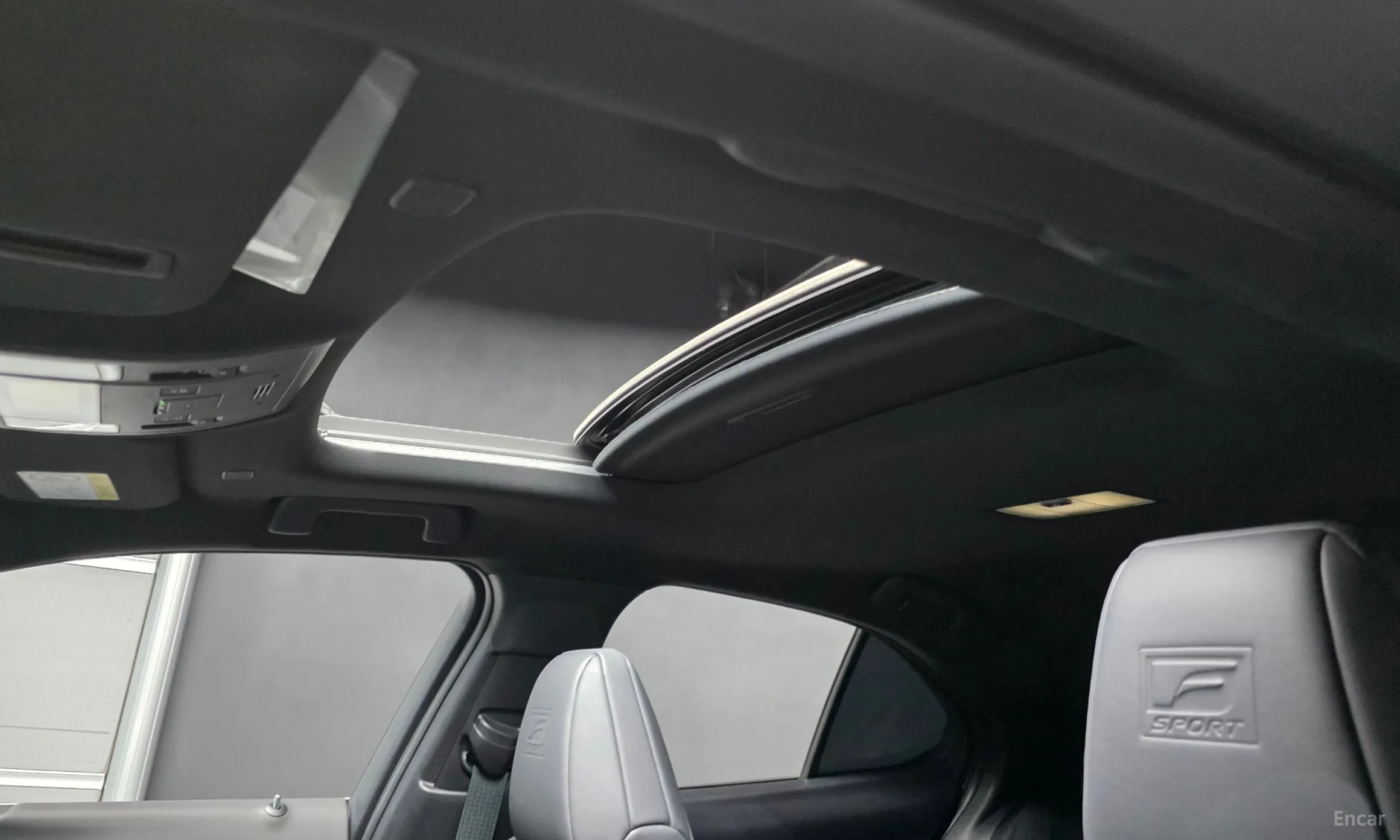 Lexus UX300h превью 19