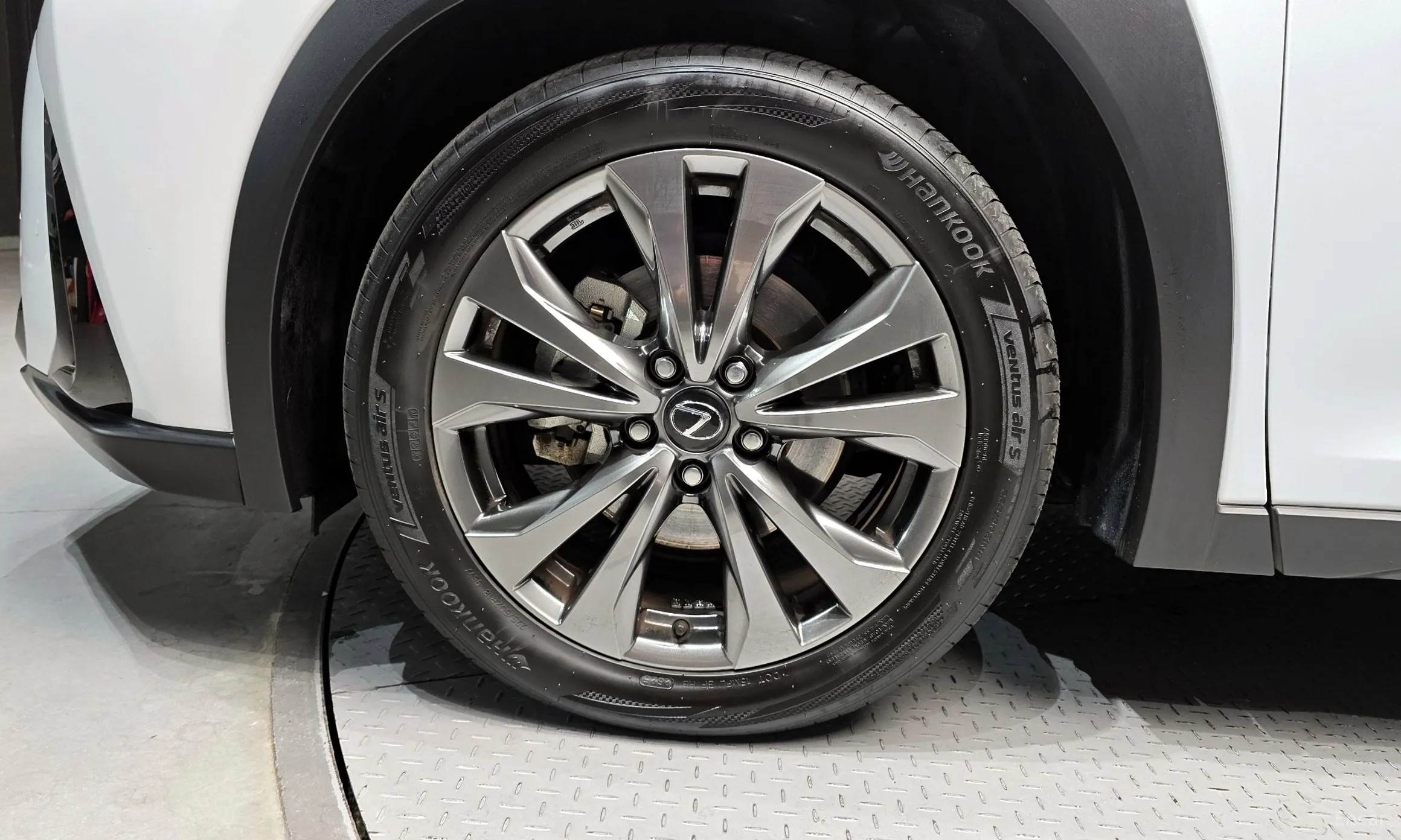 Lexus UX300h превью 5