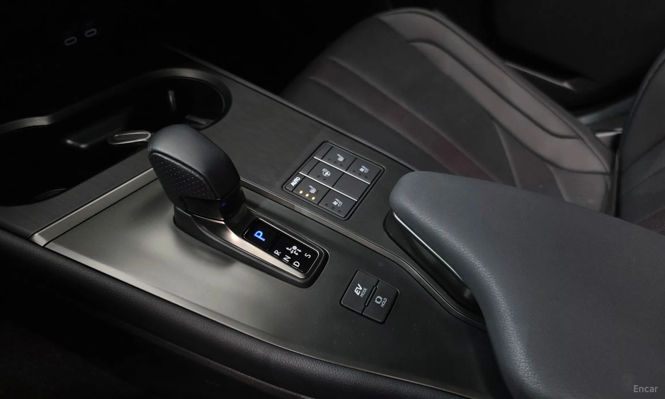 Lexus UX300h превью 9