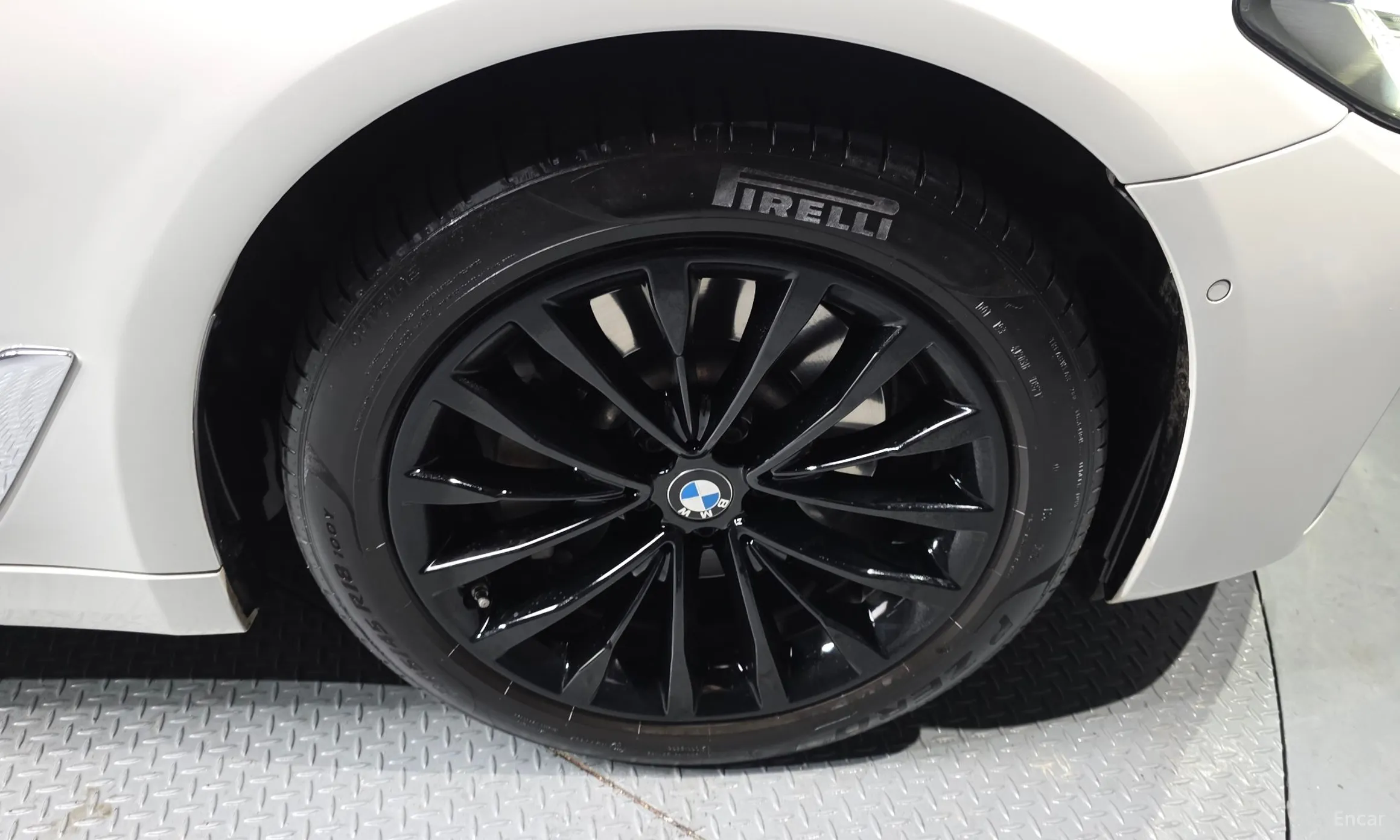 BMW 5 Series (G30) превью 5