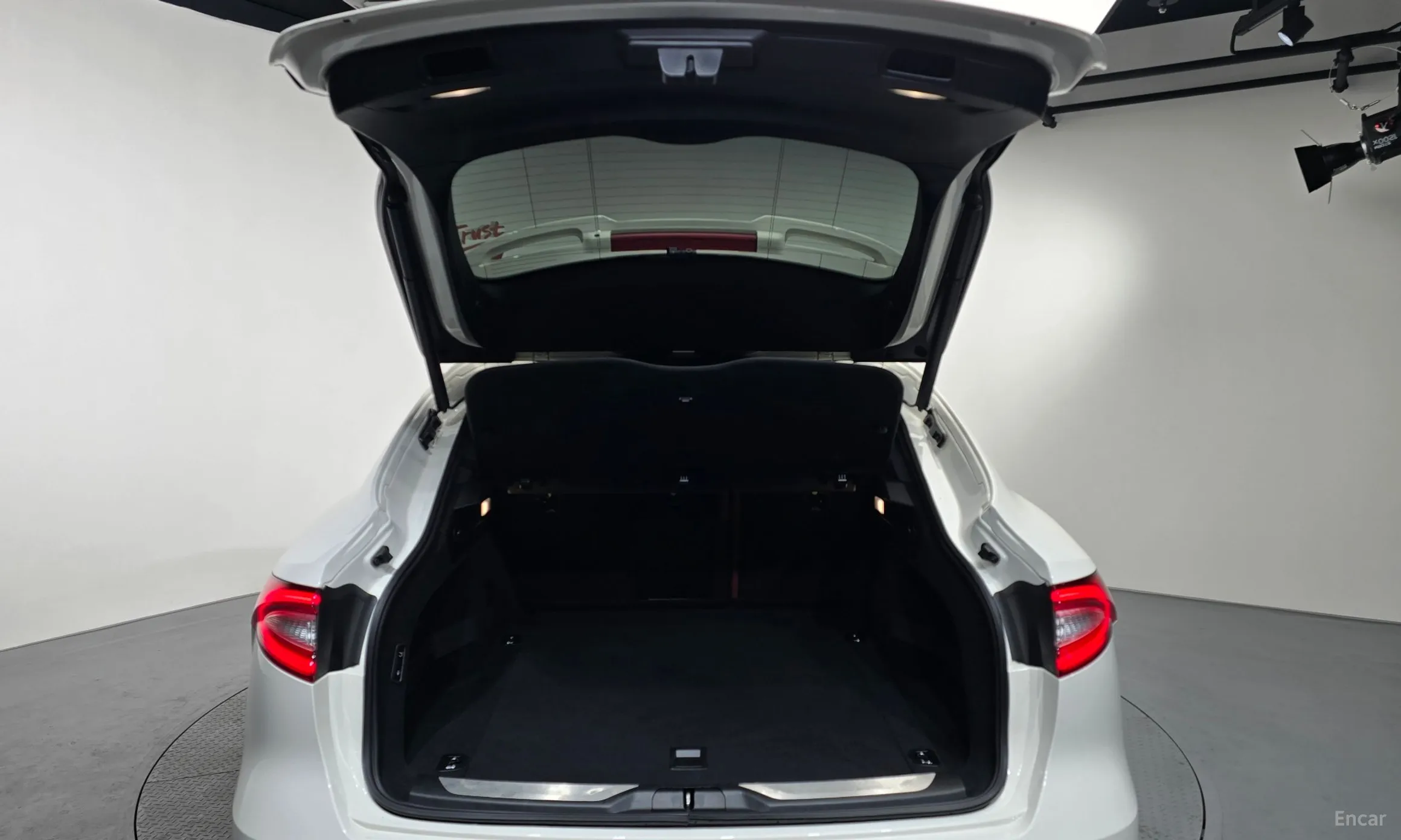 Maserati Levante превью 20
