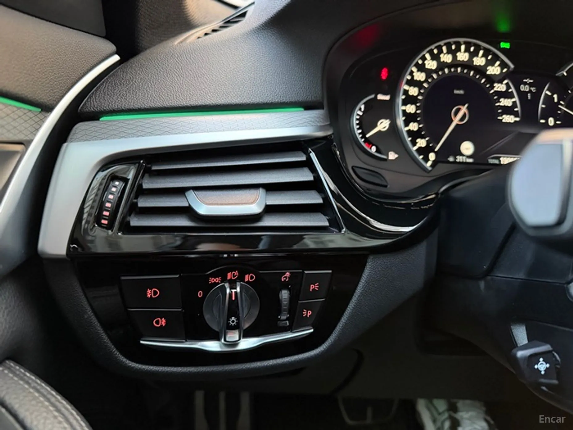 BMW 5 Series (G30) превью 15