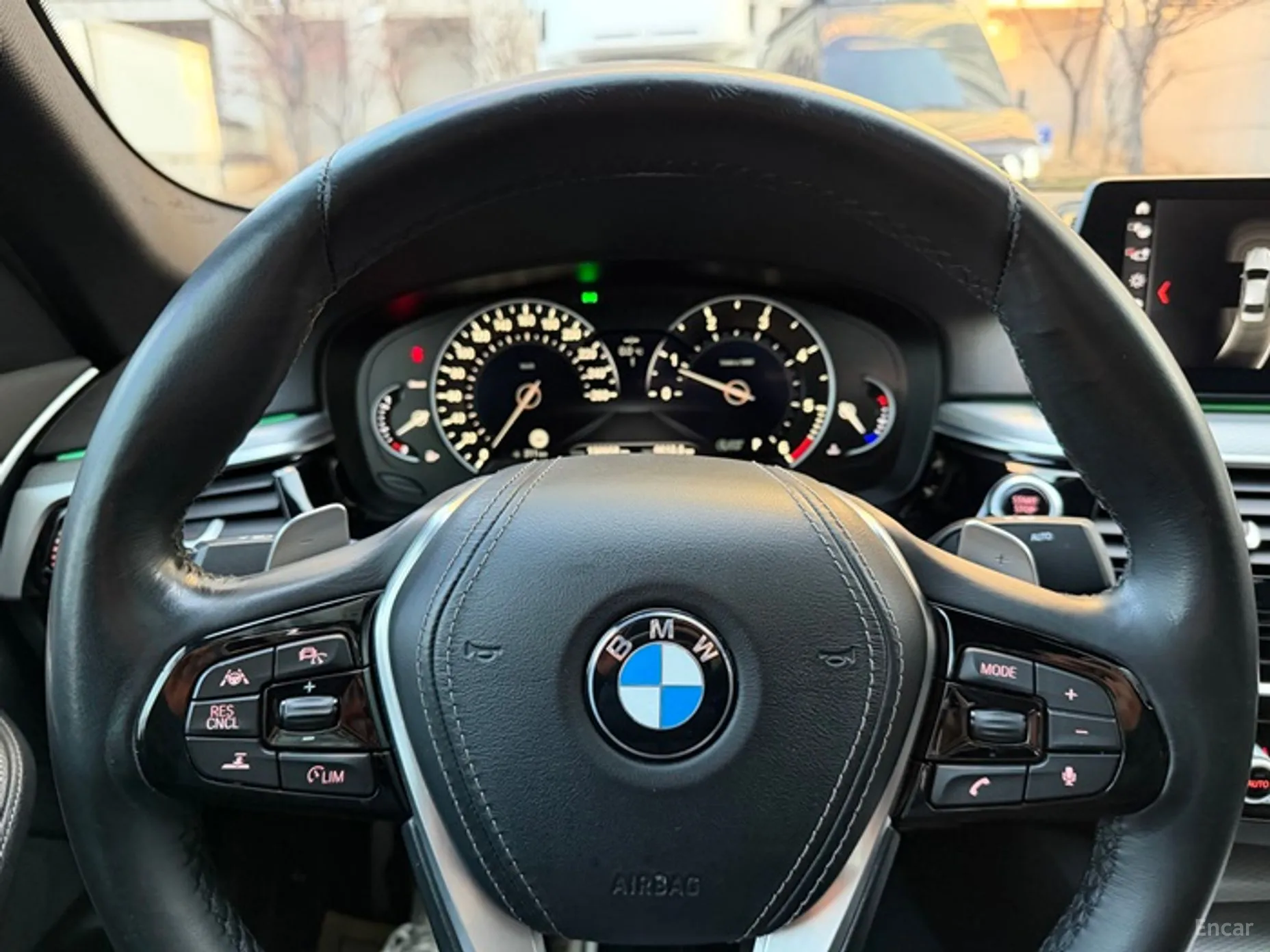 BMW 5 Series (G30) превью 17