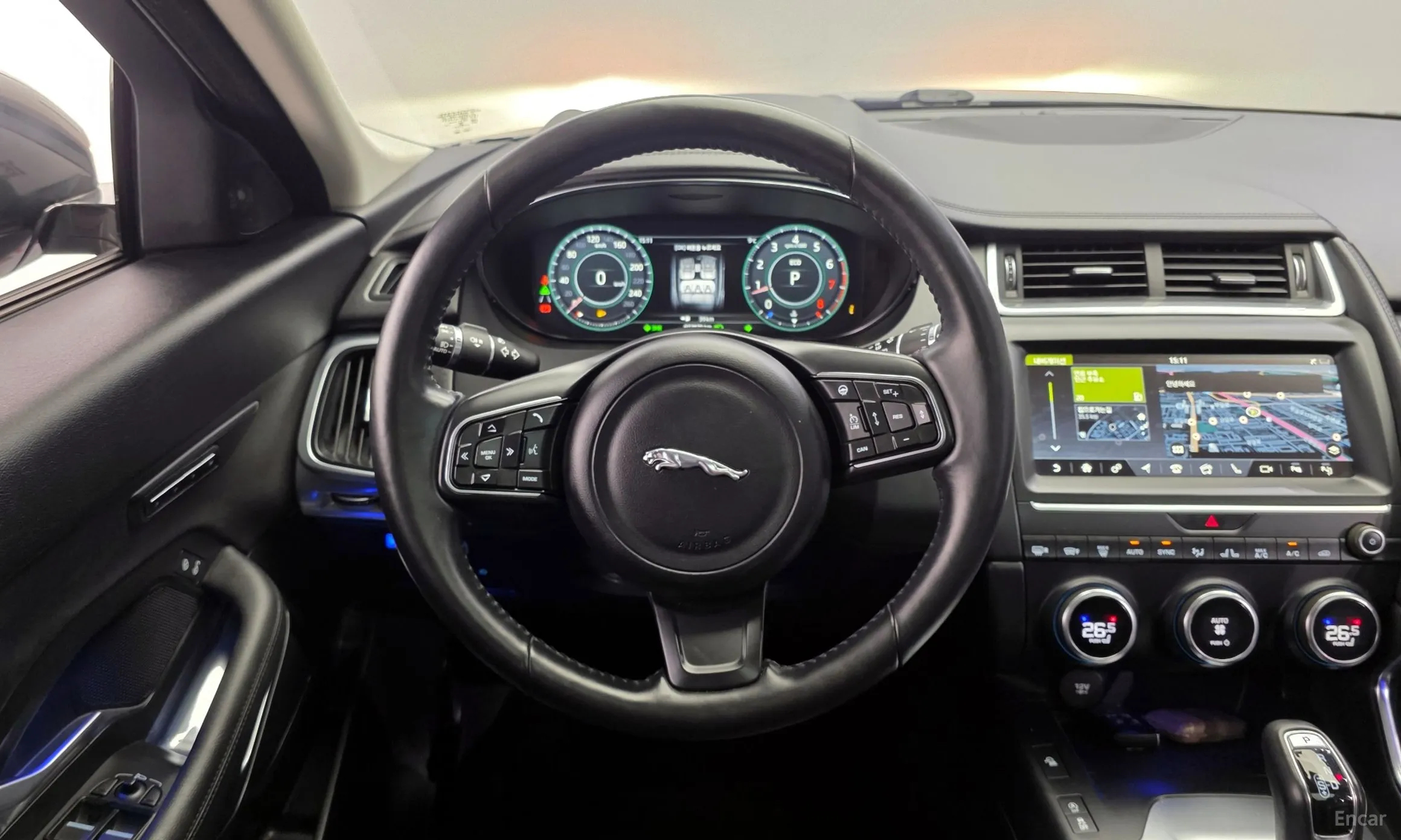 Jaguar E-PACE превью 13