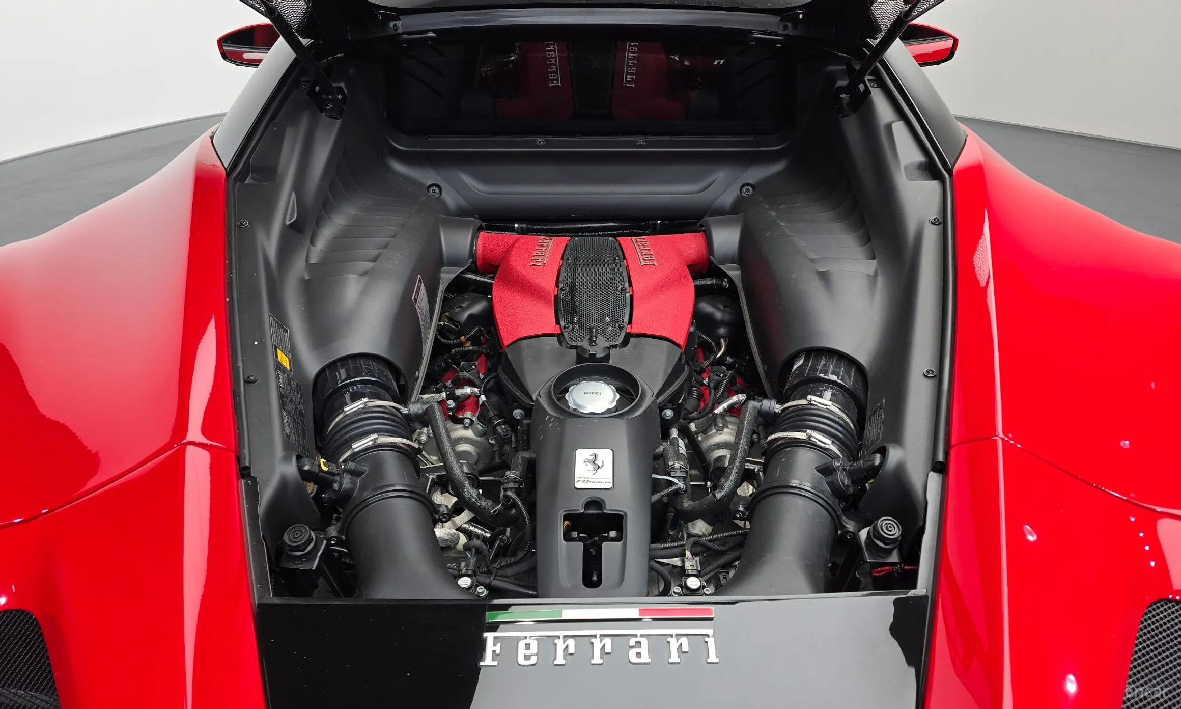 Ferrari F8 Tributo превью 20