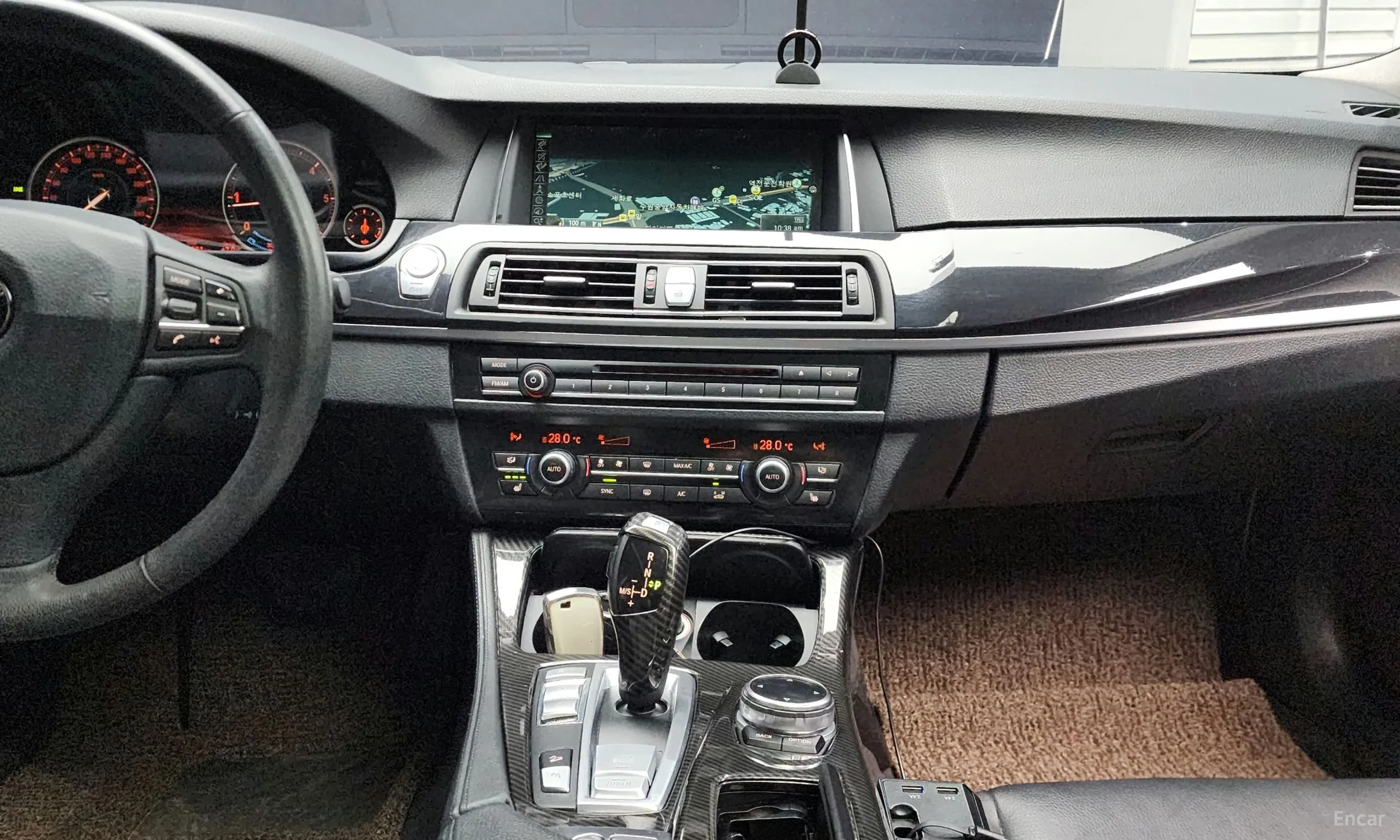 BMW 5 Series (F10) превью 14