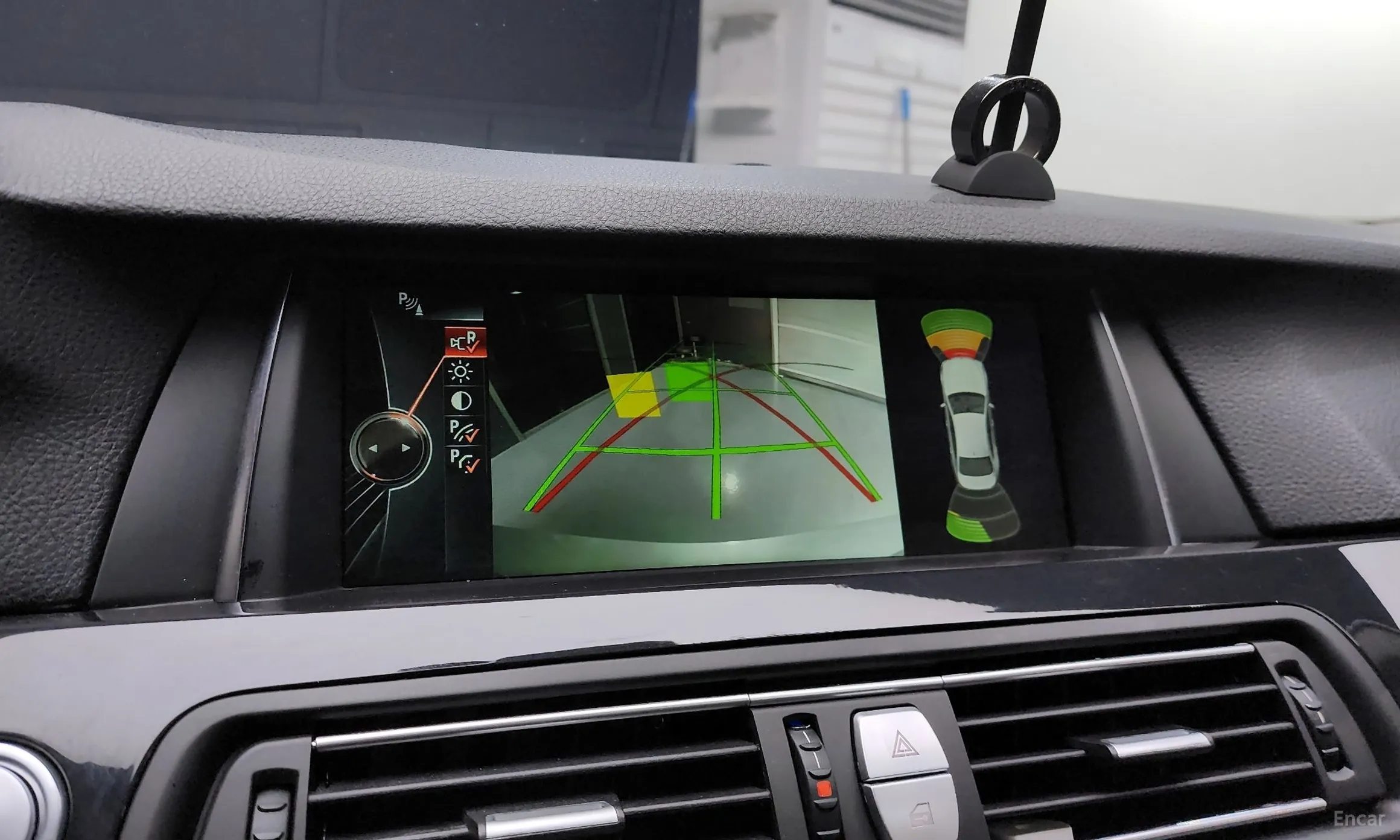 BMW 5 Series (F10) превью 15
