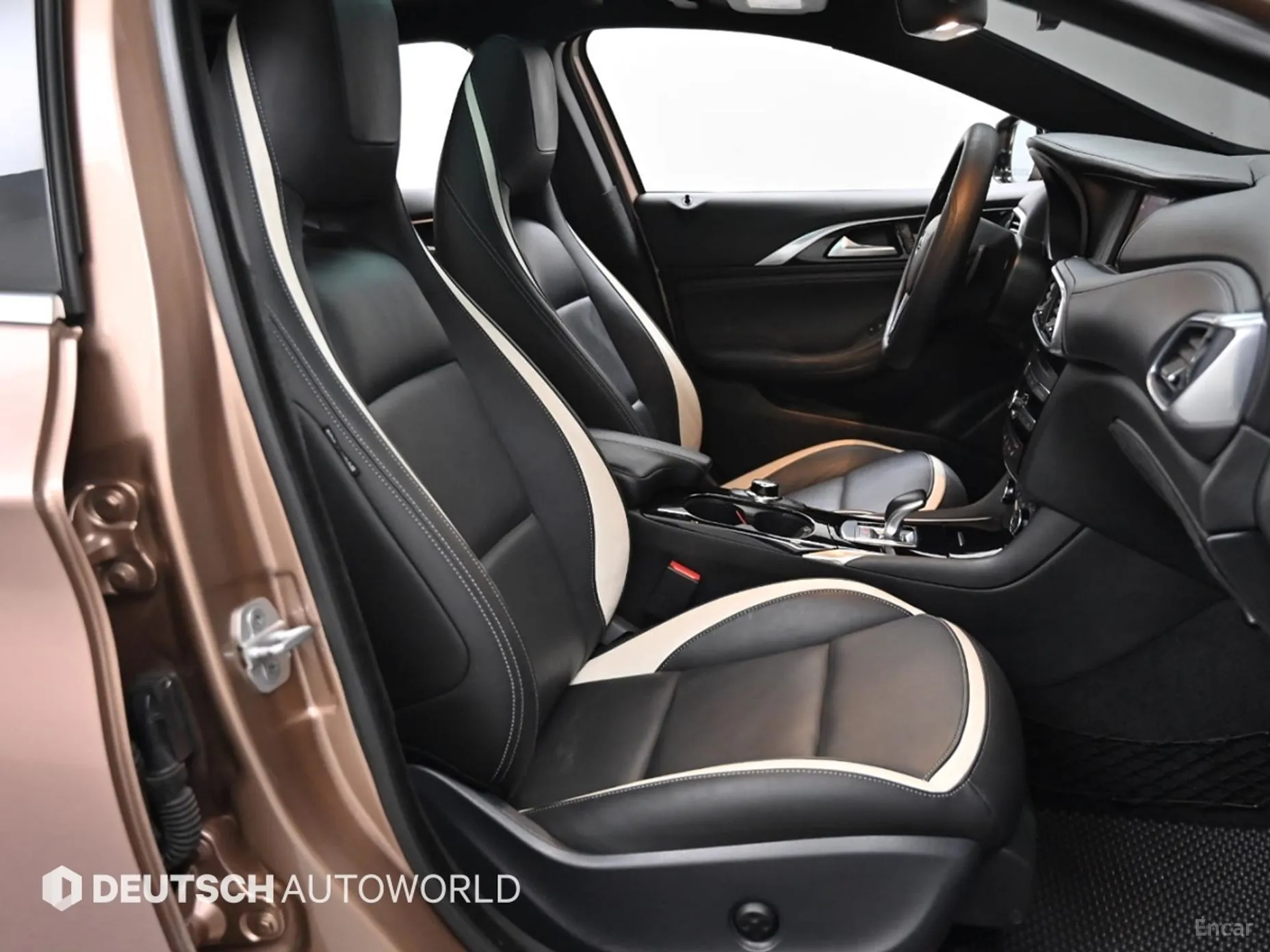 Infiniti Q30 превью 10