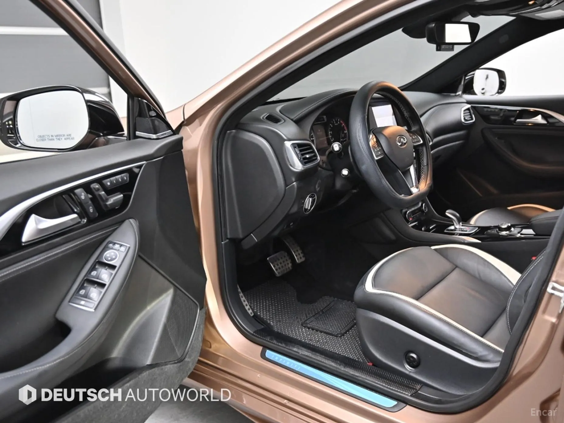 Infiniti Q30 превью 11
