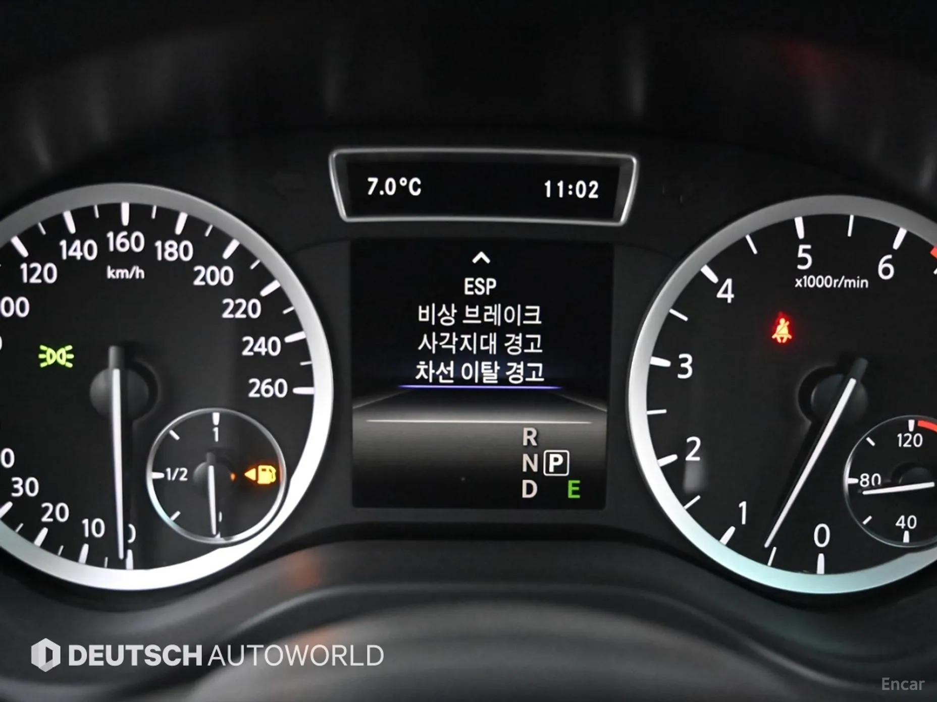 Infiniti Q30 превью 17
