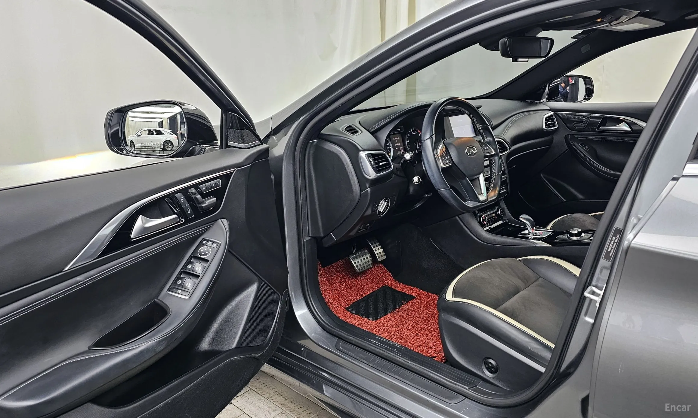 Infiniti Q30 превью 10