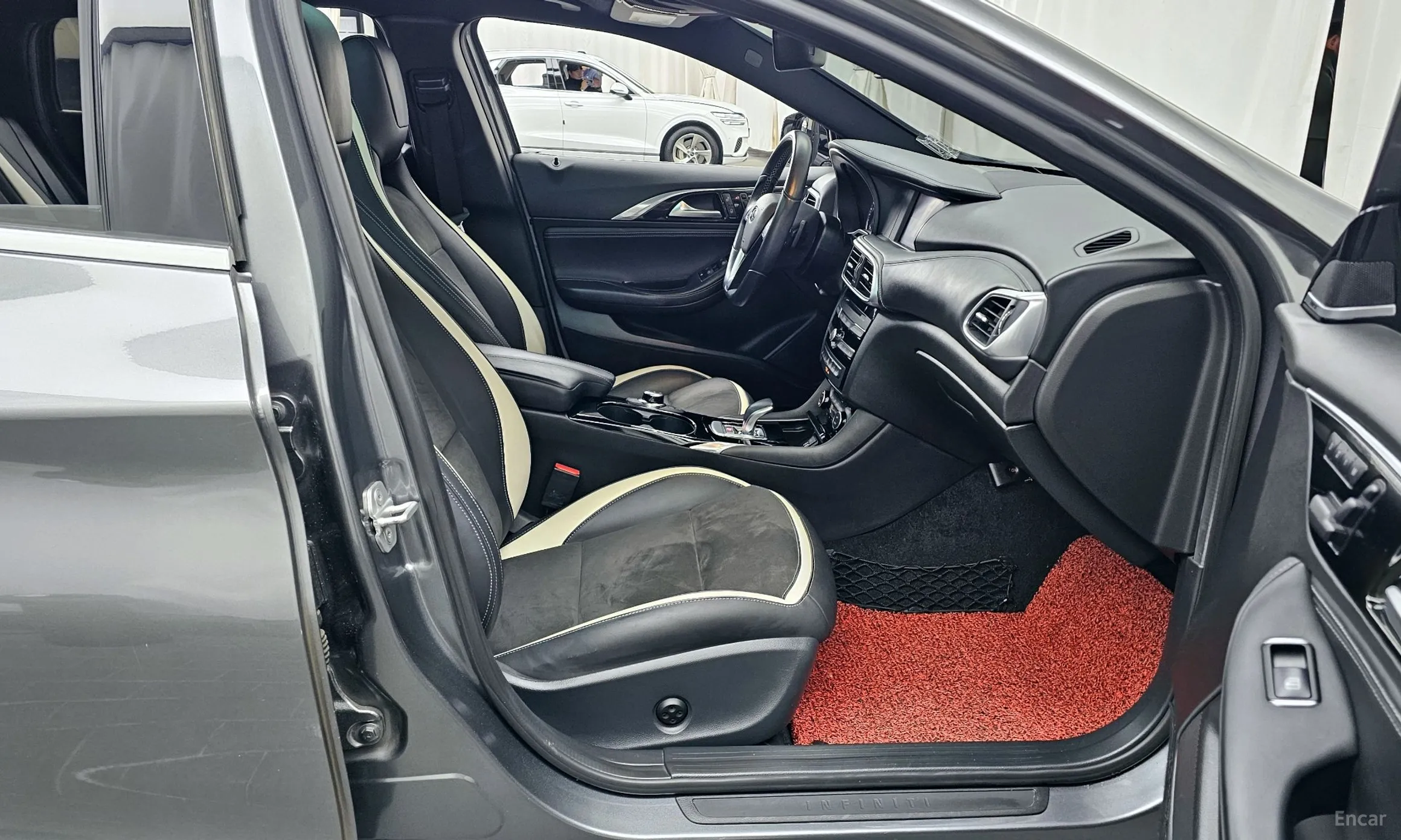 Infiniti Q30 превью 11