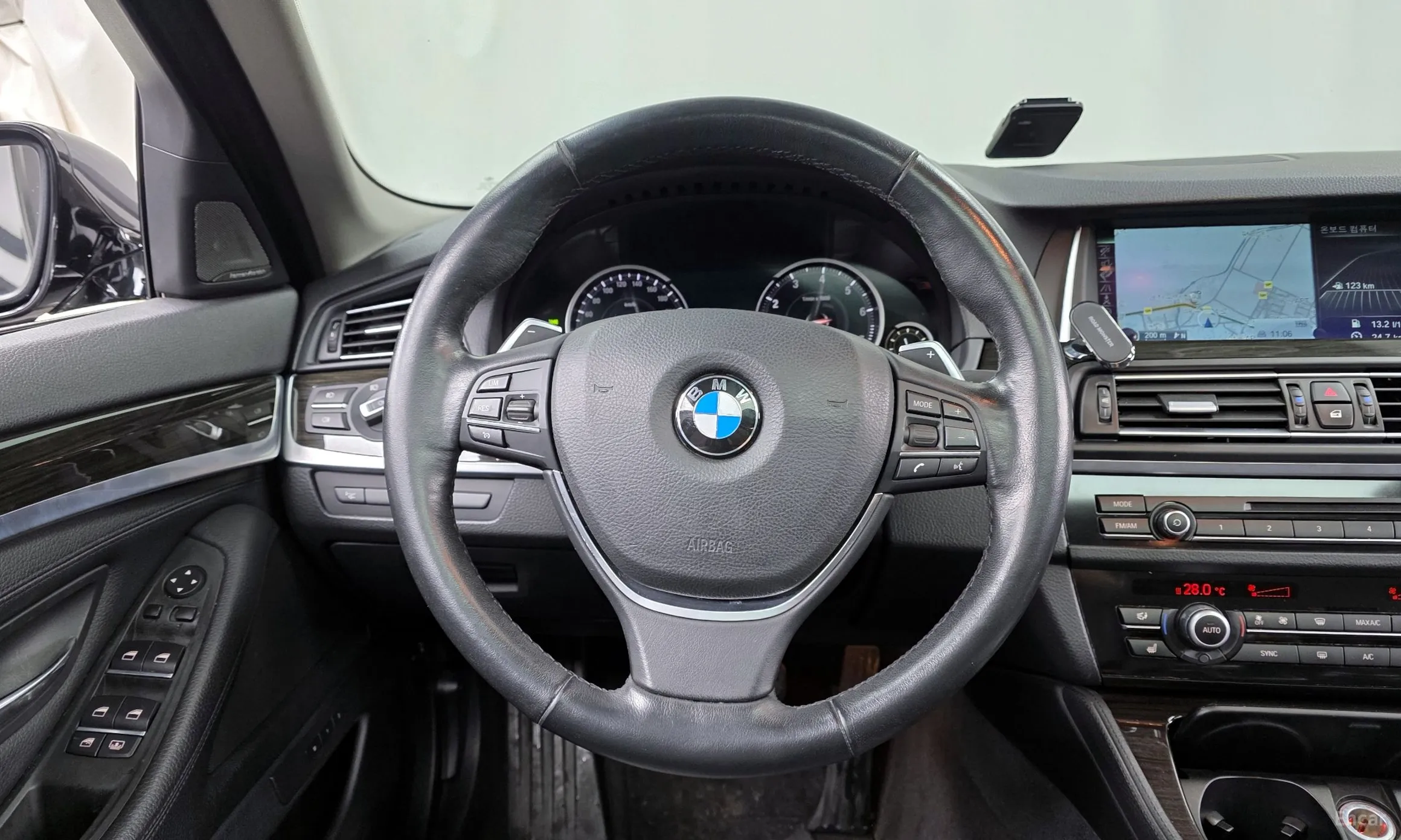 BMW 5 Series (F10) превью 13