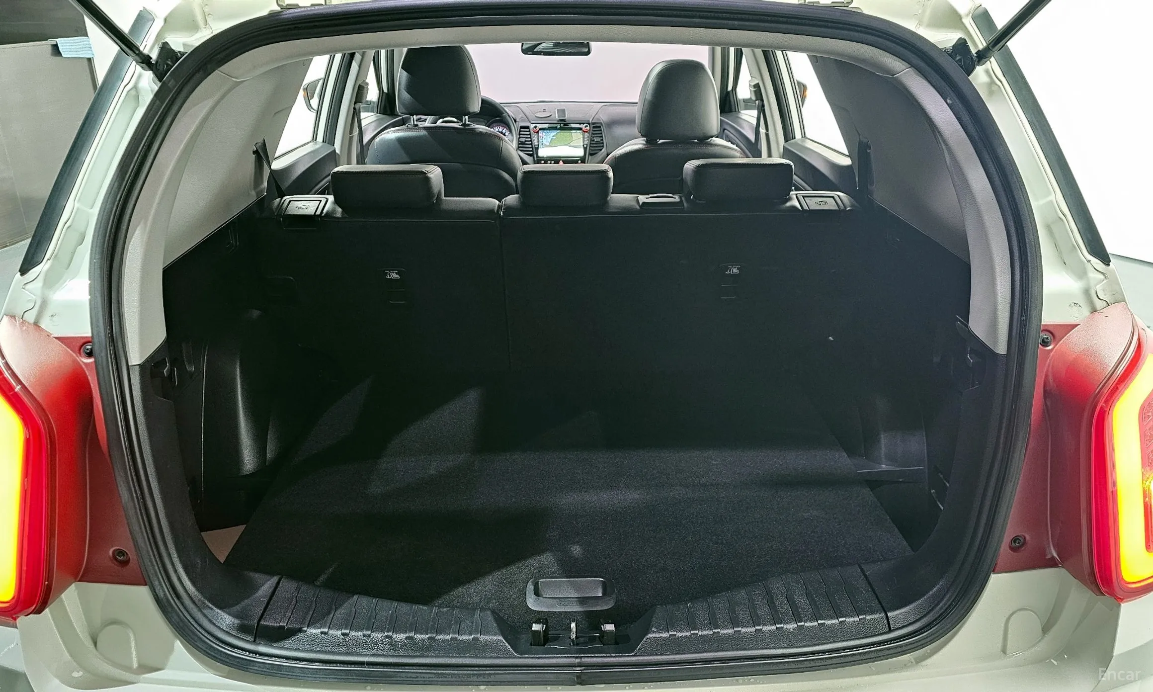 KG Mobility (SsangYong) Tivoli Air превью 20