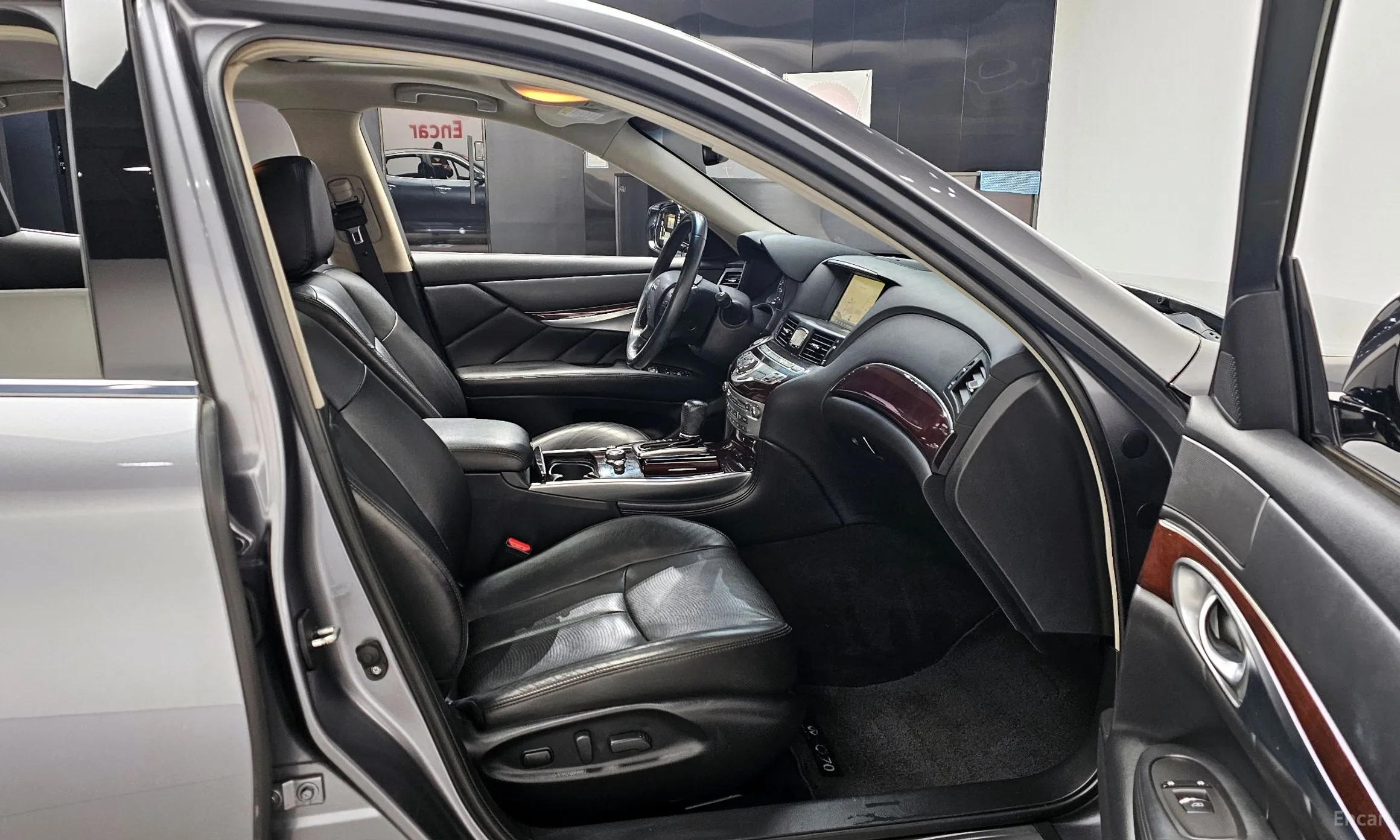 Infiniti Q70 превью 10