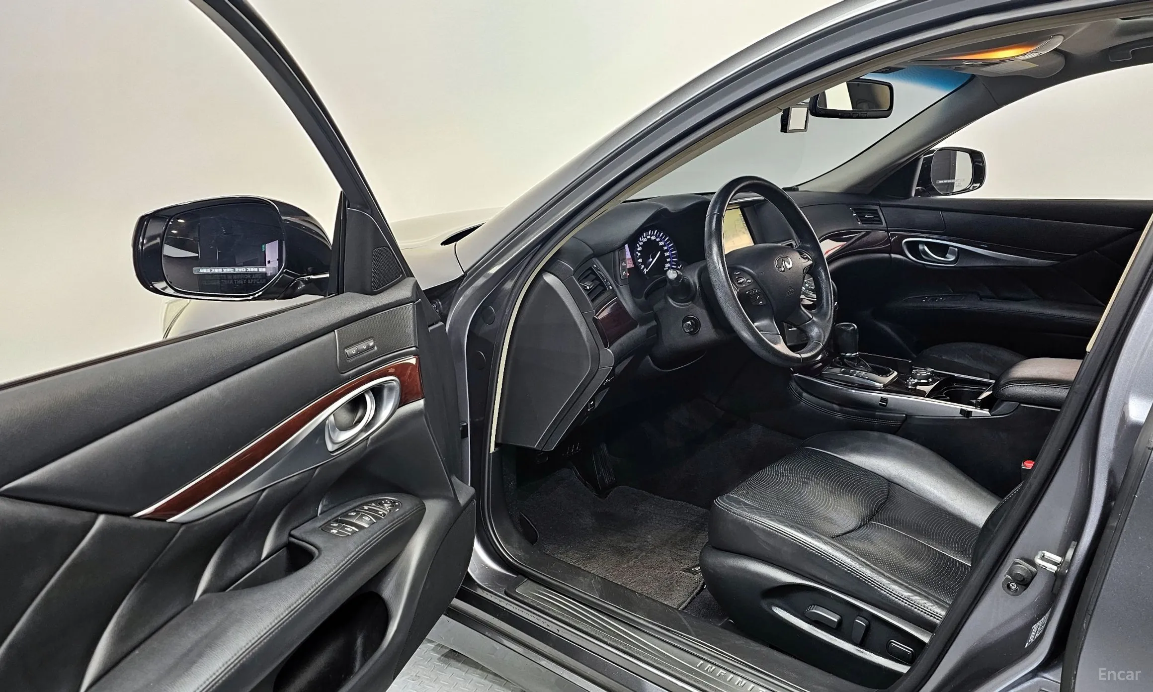 Infiniti Q70 превью 11