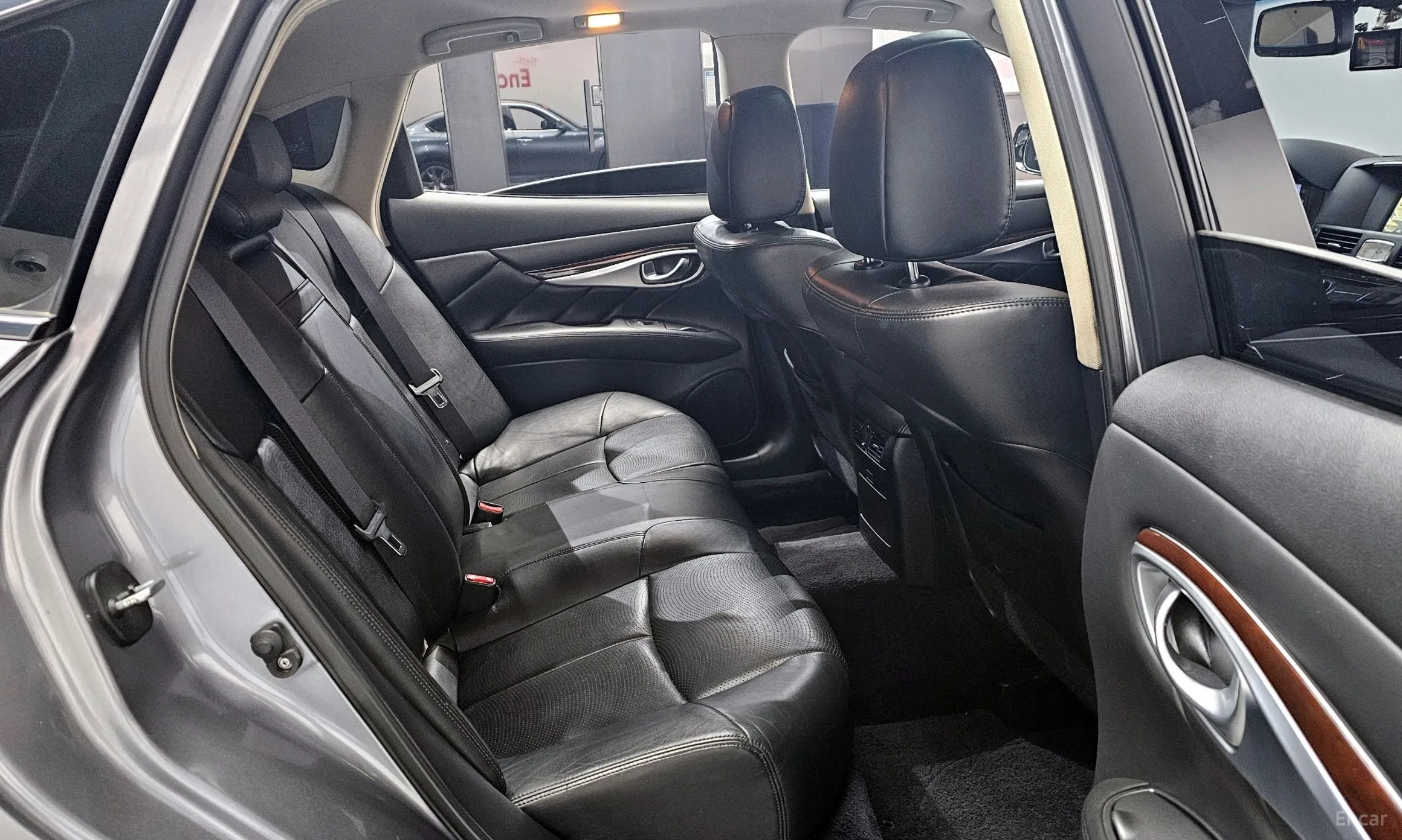 Infiniti Q70 превью 12