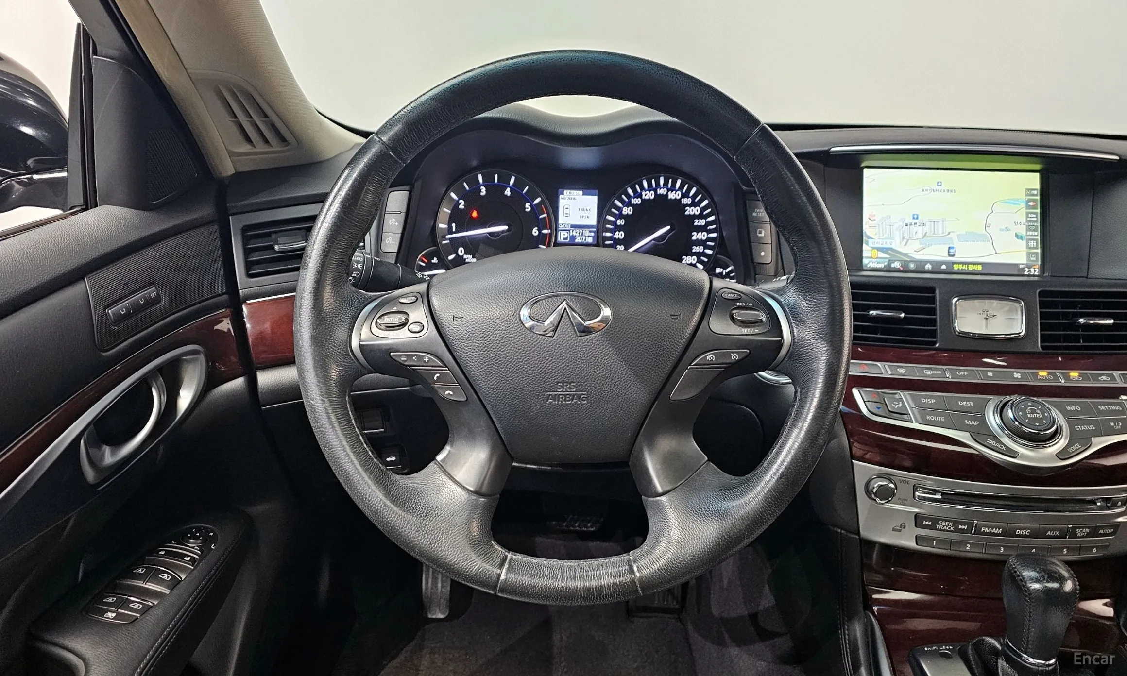 Infiniti Q70 превью 13