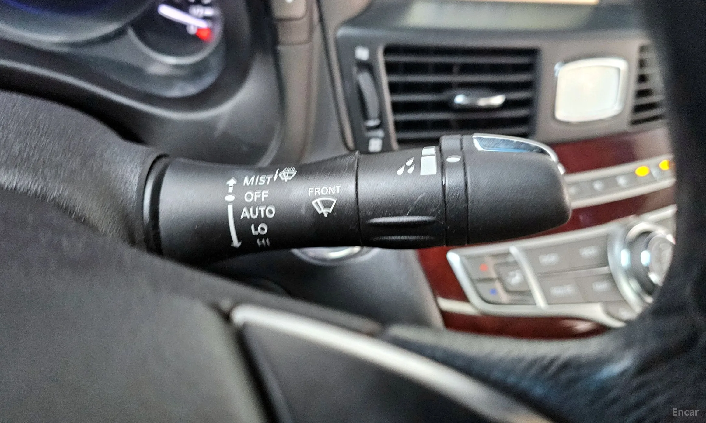 Infiniti Q70 превью 18