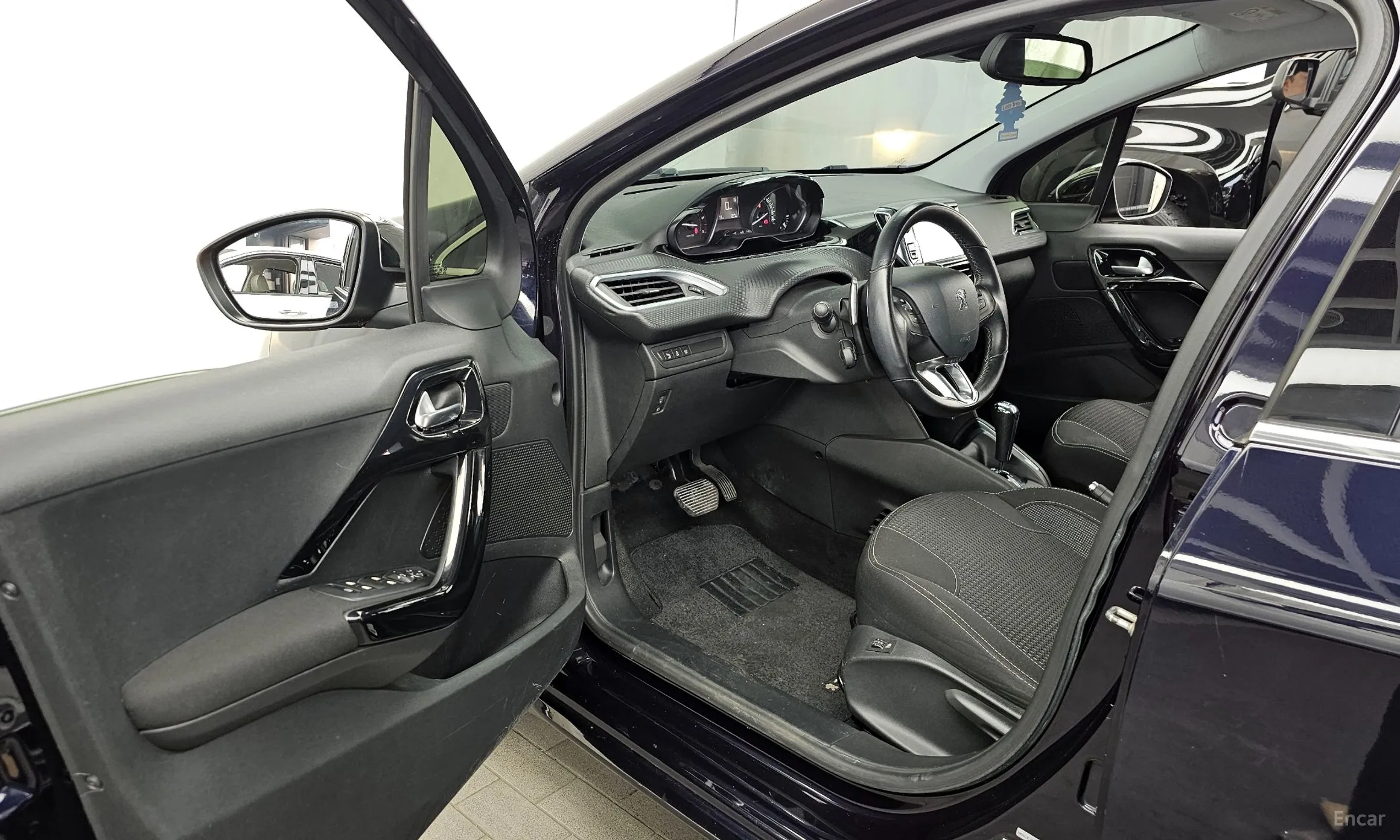Peugeot 208 превью 10